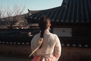 한옥을 배경으로 한복을 입고있는 여성의 뒷모습