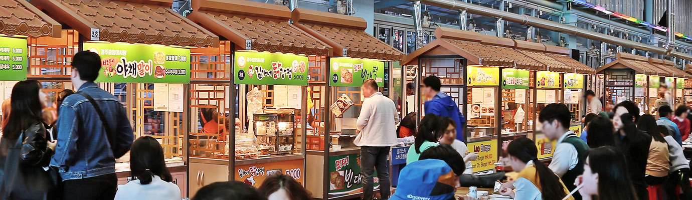 중앙시장 야시장의 다양한 음식매대에서 구매하고 먹는 사람들