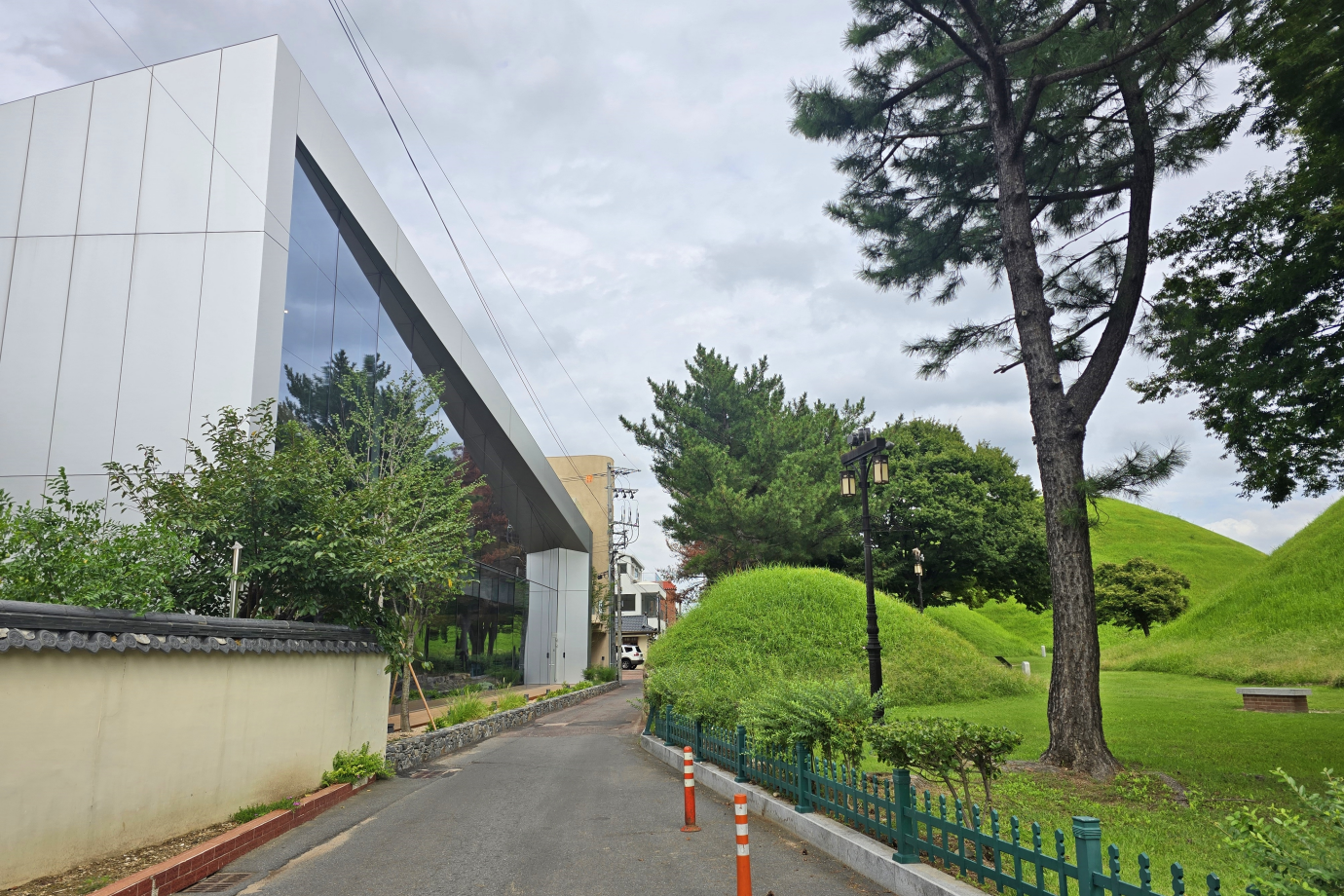 사진 왼쪽이 건물이 오아르미술관, 오른쪽이 노서동 고분군