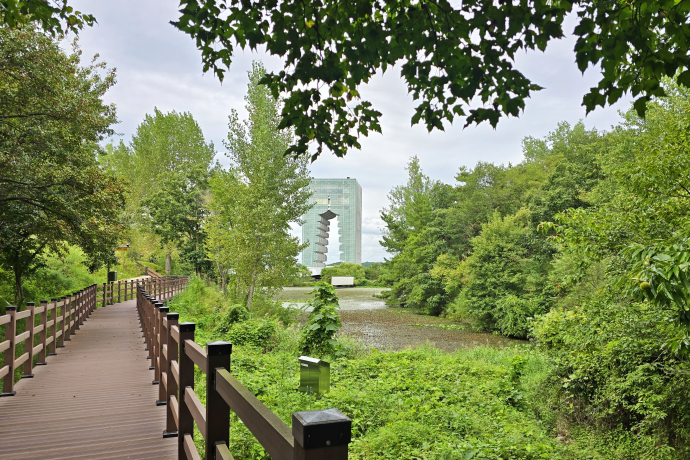 미술관 앞 아평지 호수 주변의 산책로