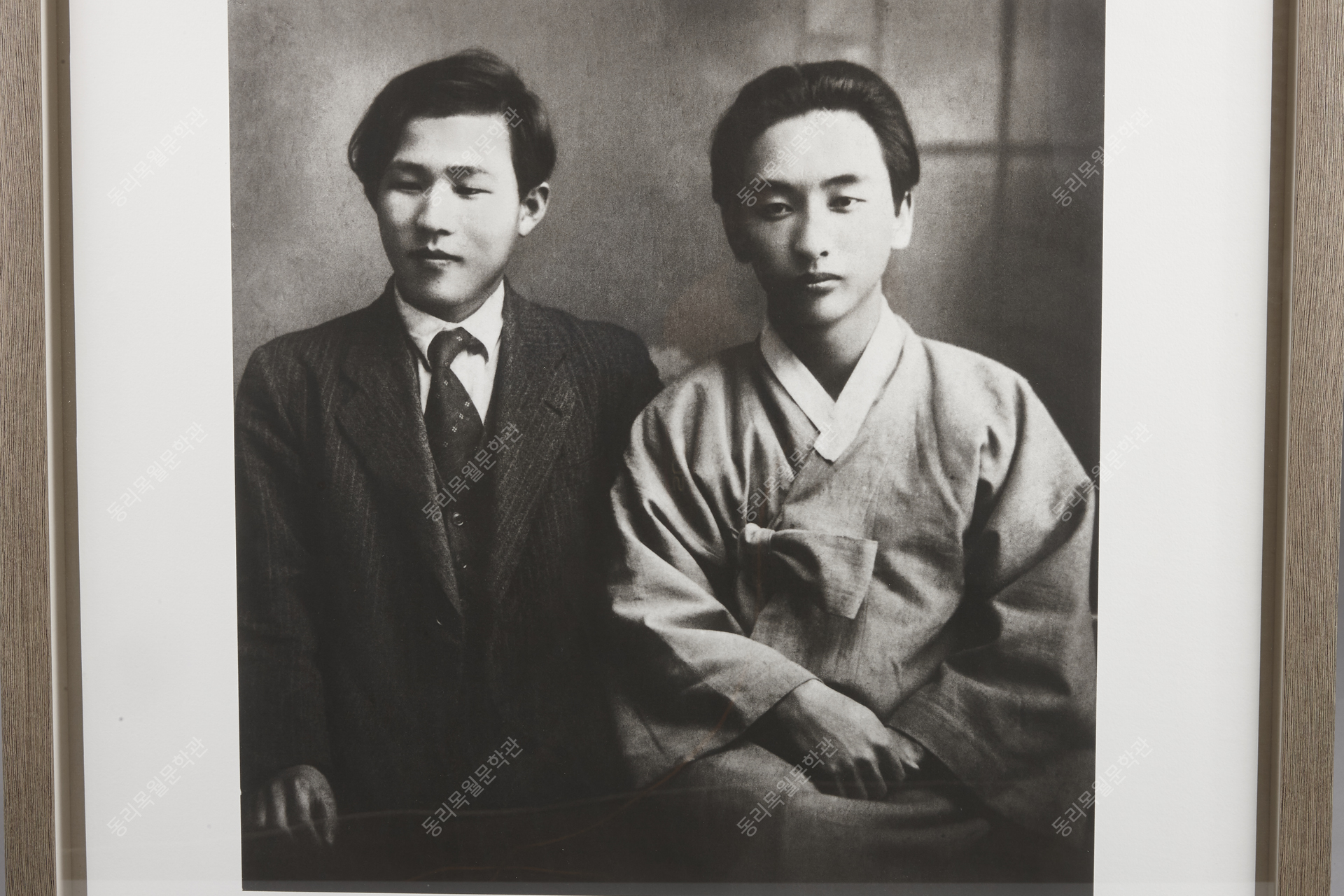 친구 김기현 소설가와 찍은 사진, 1941년