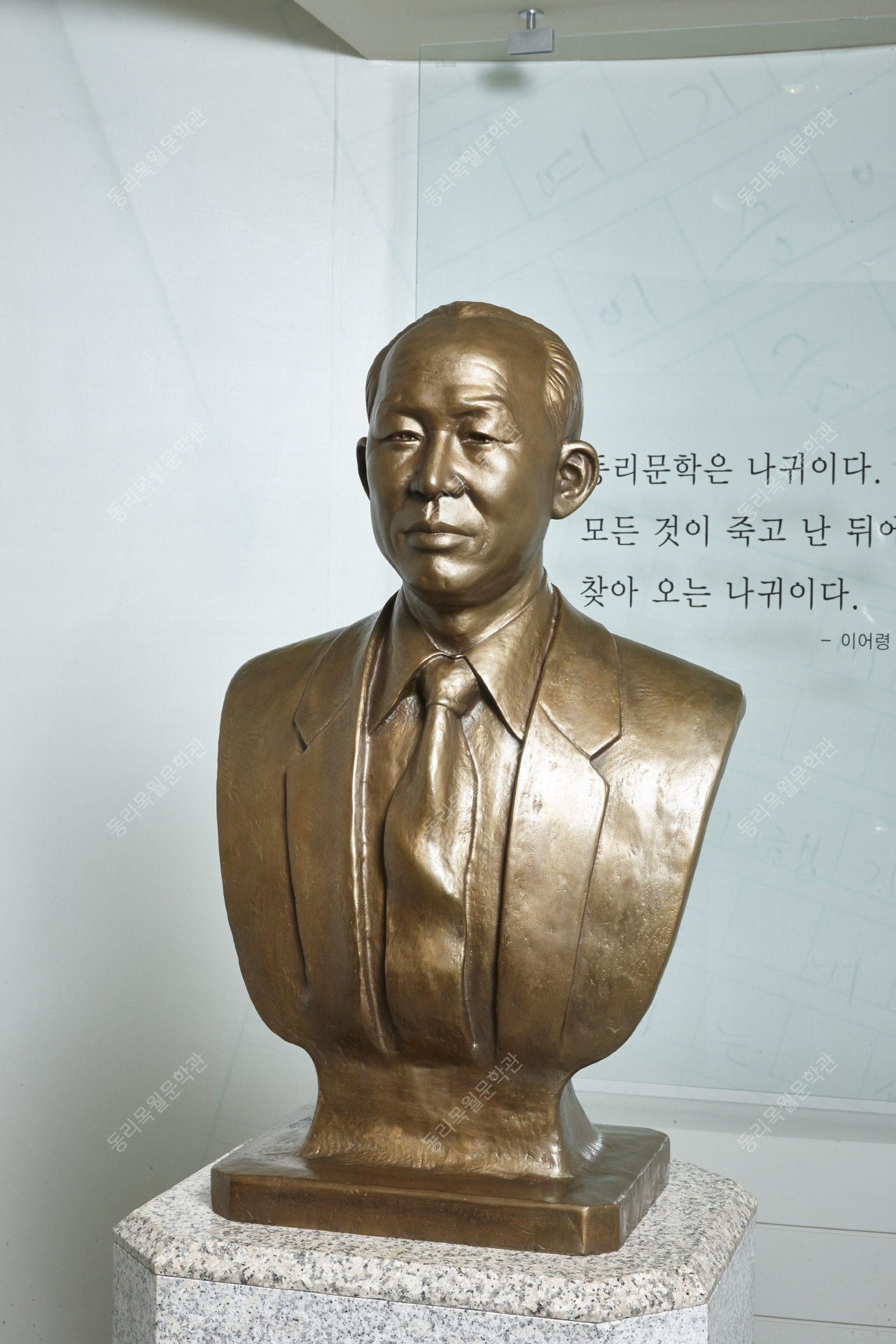 흉상 조각가 김행신,2005년12월