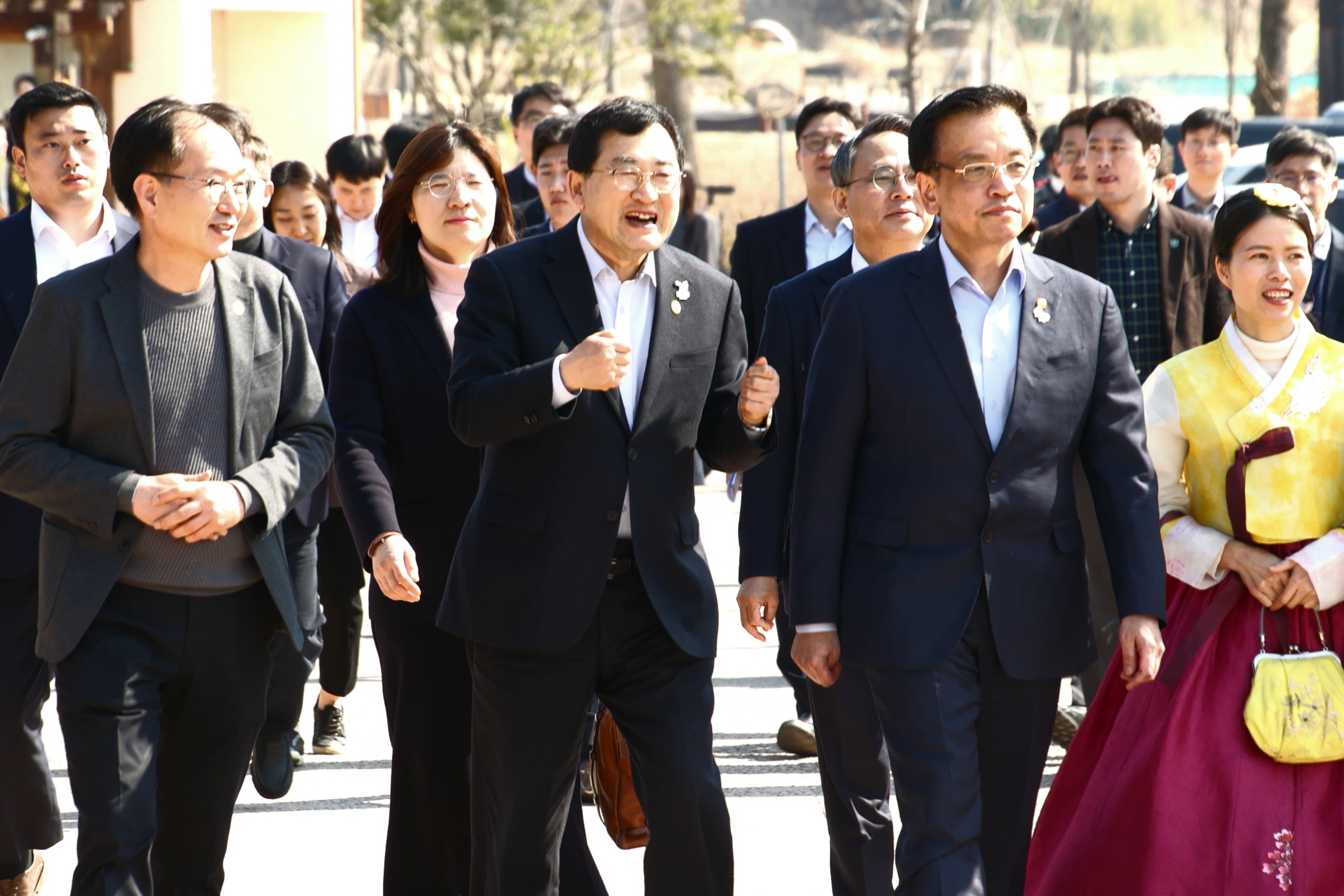 20일 주낙영 경주시장이 최상목 대통령 권한대행 부총리 겸 기획재정부 장관과 함께 교촌한옥마을을 둘러보며 전통차 다도 체험, 한복 체험, 떡 만들기 등 전통문화 체험 프로그램을 점검하고 있다.