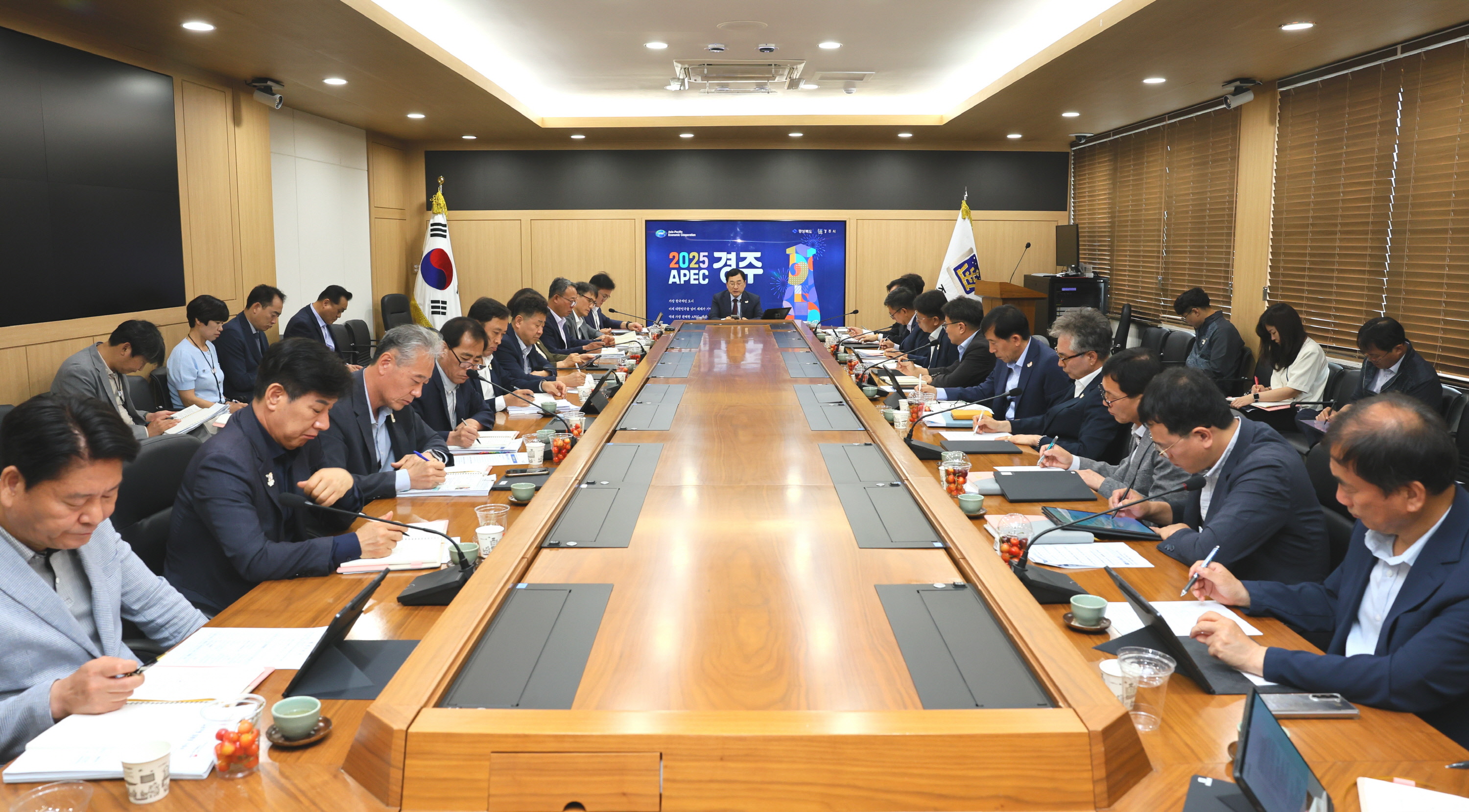 2일 경주시청 영상회의실에서 열린 국소본부장회의에서 주낙영 시장이 대통령선거 당일에도 공정한 선거 관리를 위해 전 부서가 협력 체계를 유지해 줄 것을 주문하고 있다.