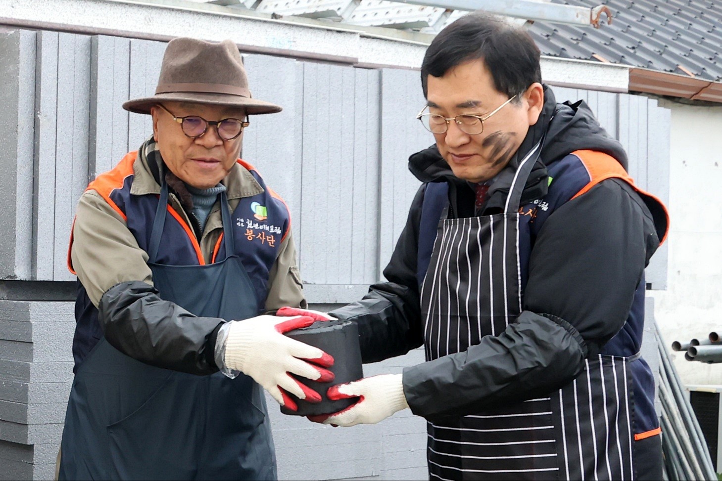 주낙영 경주시장(오른쪽)이 지난해 12월 5일 경주시 월성동에서 천년미래포럼 회원들과 함께 사랑나눔 연탄배달 봉사활동을 하고 있다.