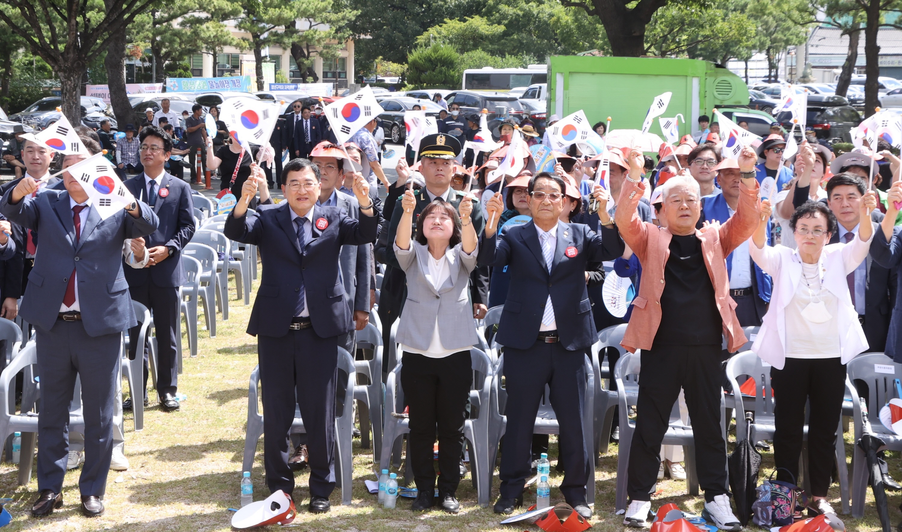 지난해 8월 경주 황성공원에서 열린 광복 79주년 기념행사에서 주낙영 경주시장과 참석자들이 태극기를 흔들며 만세를 외치고 있다.