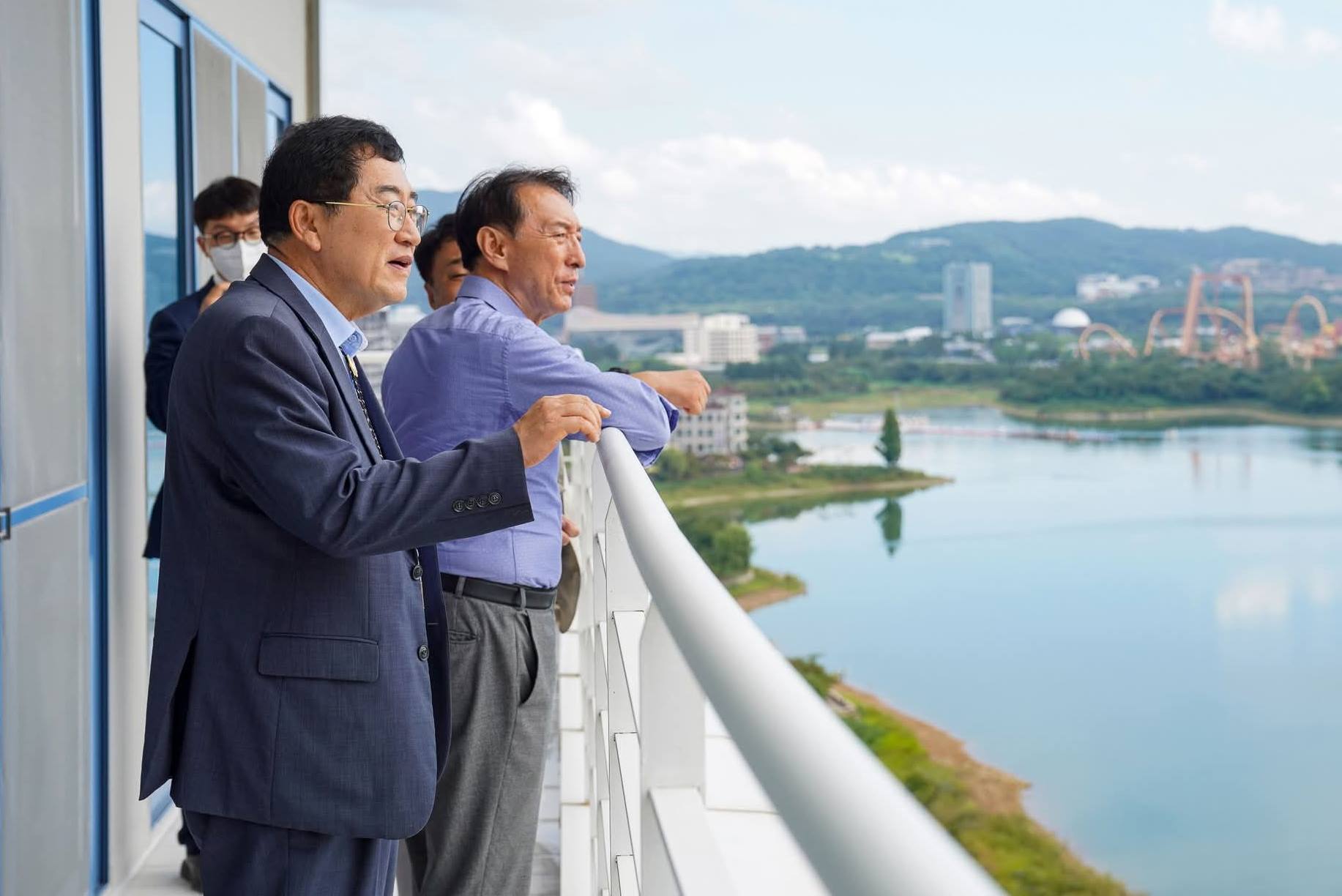 14일 경주 라한호텔 발코니에서 정상회의 준비 상황을 논의하며 경주 보문호 일대를 살펴보는 김석기 국회 외교통일위원장(오른쪽)과 주낙영 경주시장(왼쪽).
