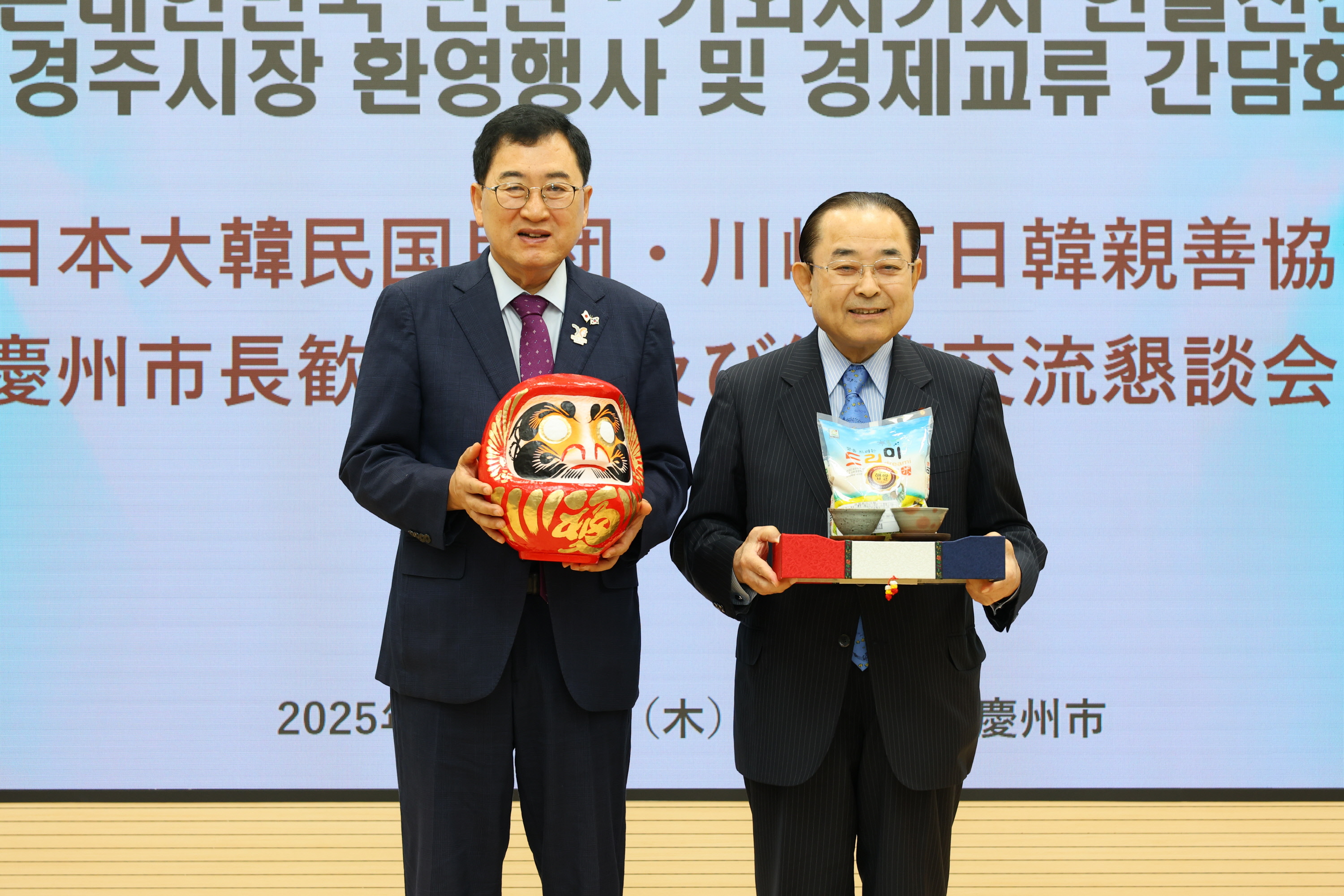 주낙영 경주시장(왼쪽)과 다나카 카즈노리 일본 국회의원(가와사키시 한일친선협회 회장)이 18일 경주시청 대회의실에서 기념품을 교환하며 우의를 다지고 있다.