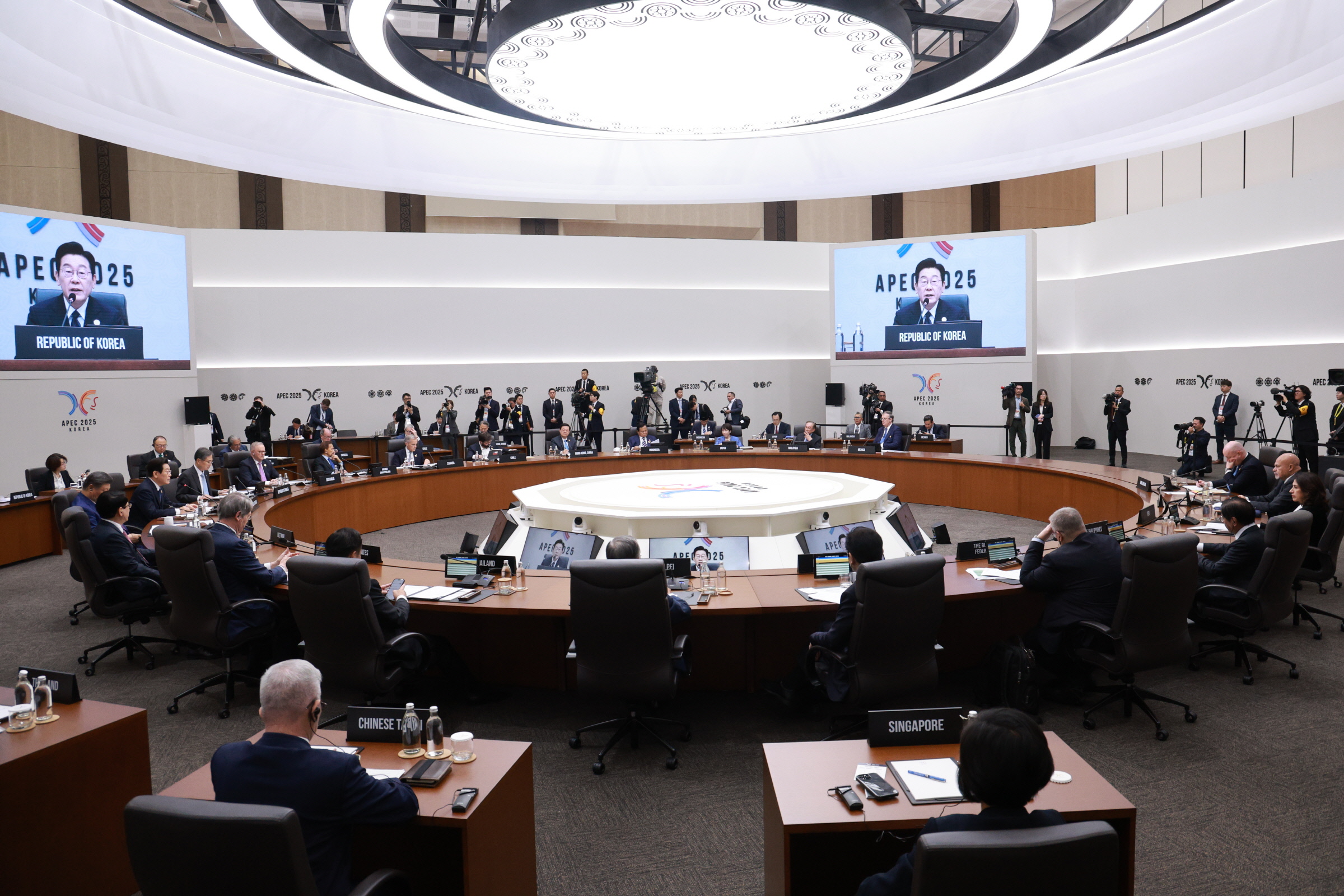 2025 APEC 정상회의가 열린 경주화백컨벤션센터(HICO) 3층 본회의장에서 각국 정상들이 회의를 진행하고 있는 모습. 경주시는 이 회의장을 시민에게 공개 관람할 예정이다.