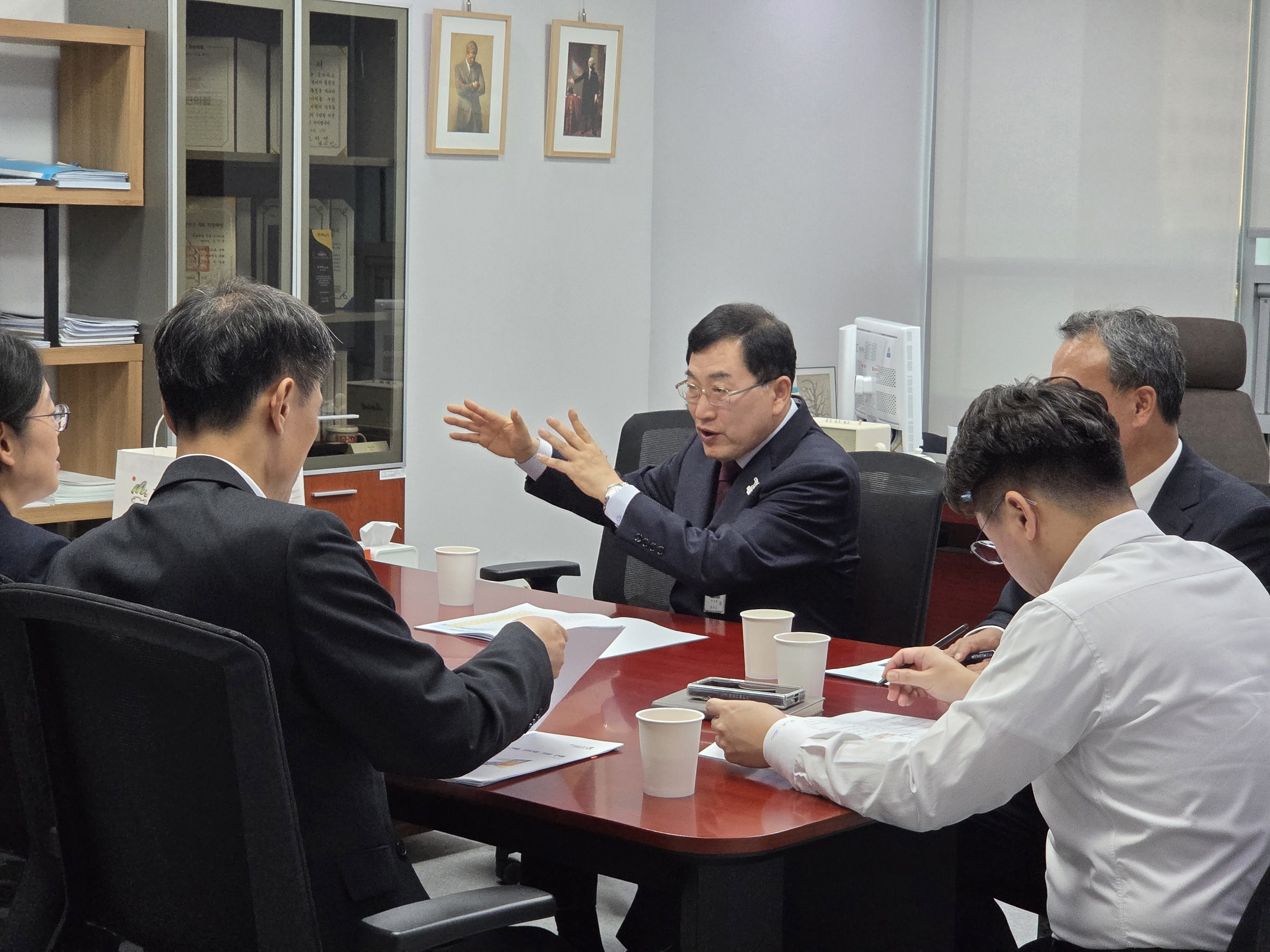 주낙영 경주시장이 4일 국회를 방문해 예결위 한병도 위원장을 비롯한 7명의 의원들을 차례로 만나 내년도 국비 지원을 요청하고 있다