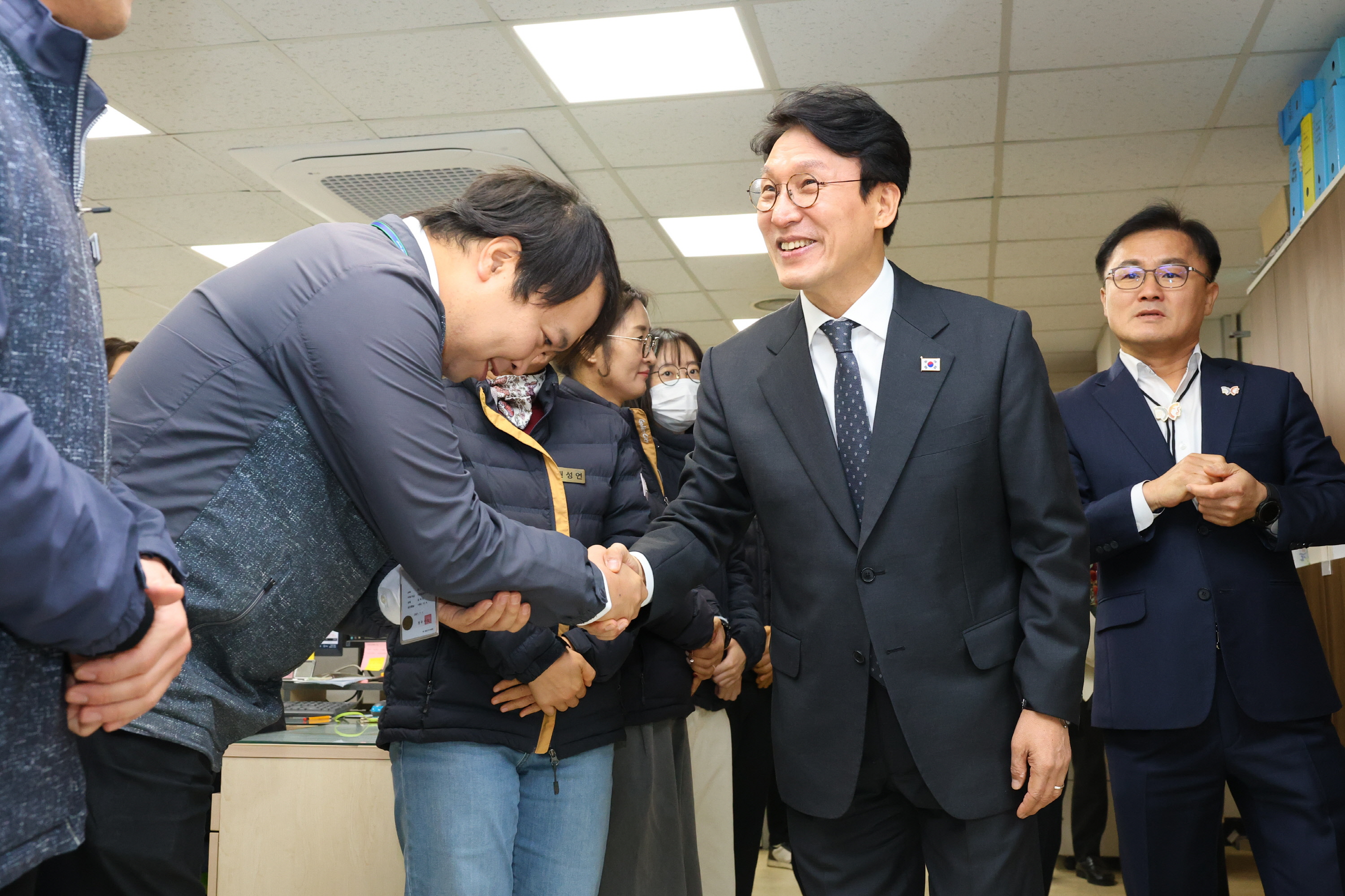 김민석 국무총리가 20일 경주시청 내 부서를 돌며 직원들과 일일이 악수하며 감사의 뜻을 전하고 있다.