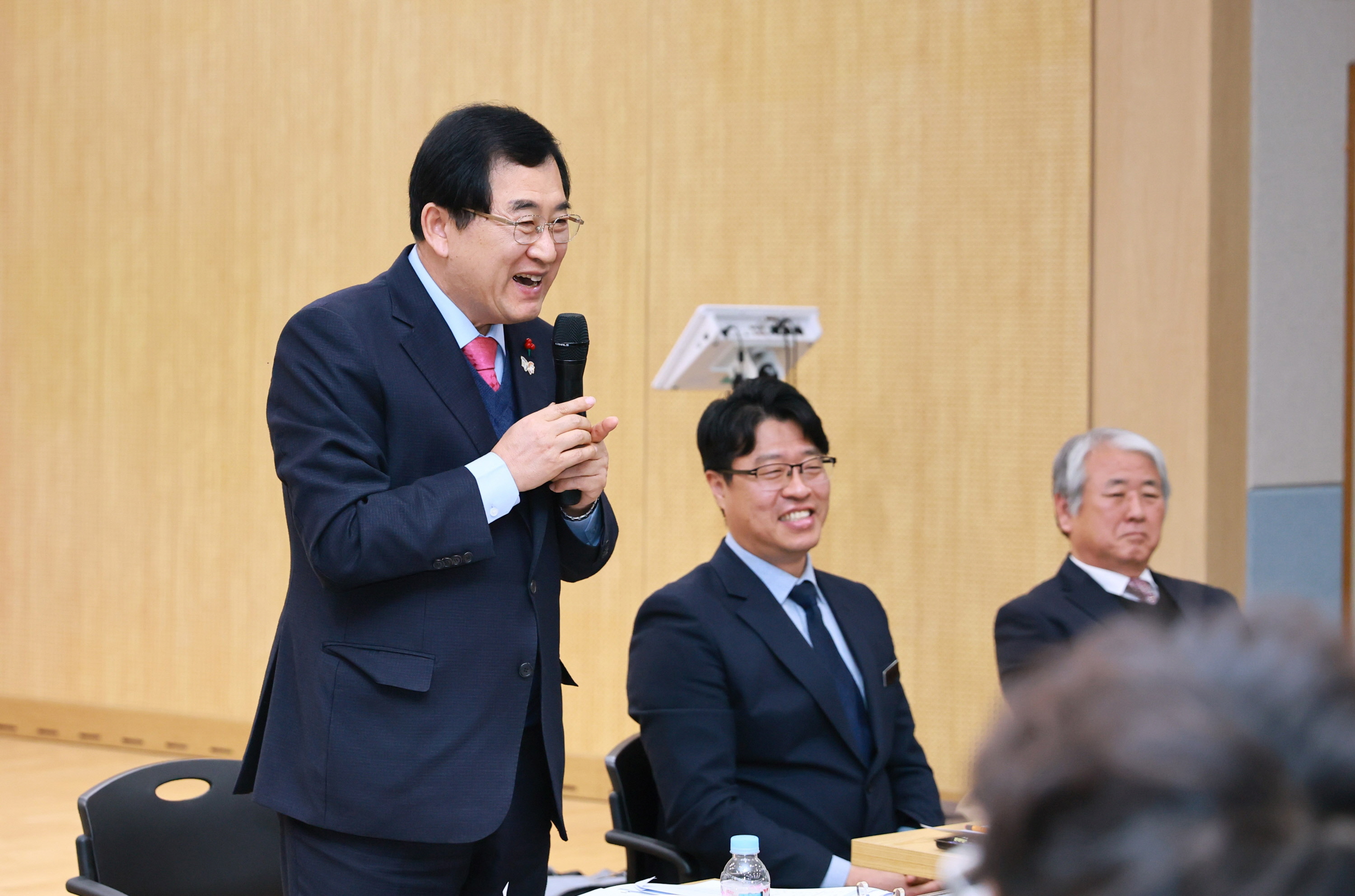 28일, 경주시 천북면 행정복지센터에서 열린 시민과 함께하는 소통간담회에서 주낙영 경주시장이 주민들에게 인사말을 전하고 있다.