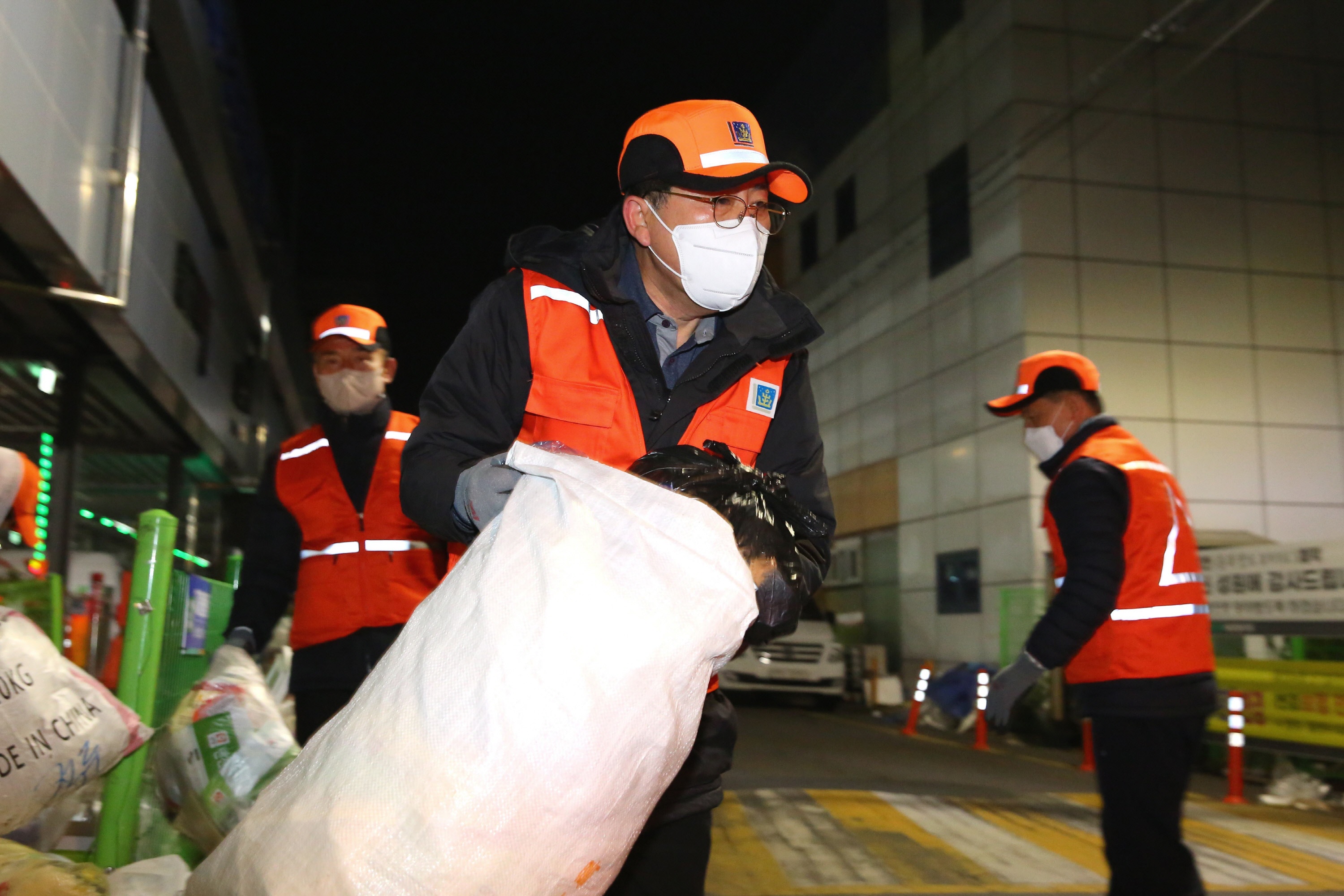 주낙영 경주시장이 지역 일대 환경정비 현장을 찾아 생활쓰레기를 수거하며 현장 점검을 하고 있다.