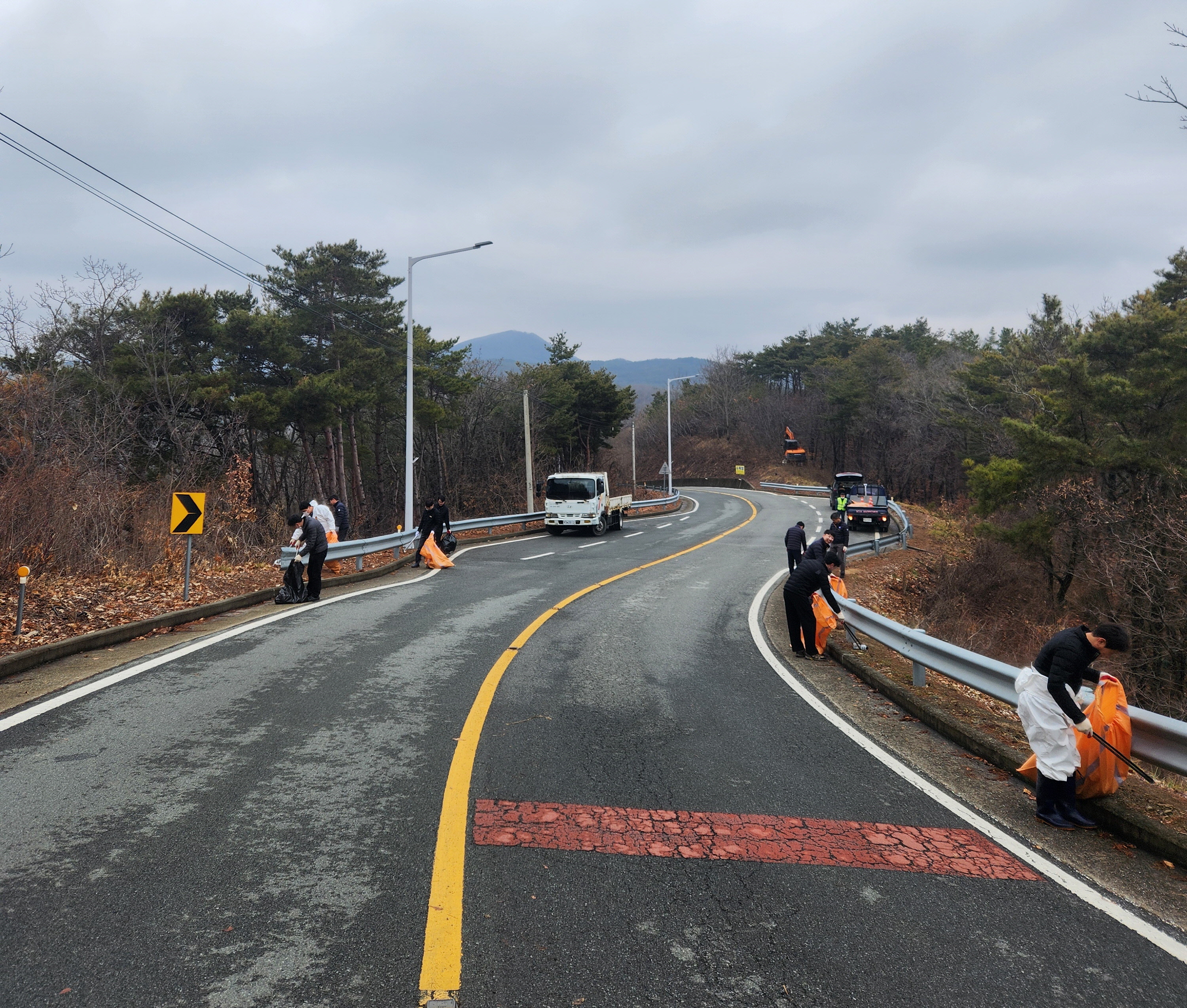 경주하늘마루 직원들이 6일 진입도로 환경정비를 실시하고 있다.
