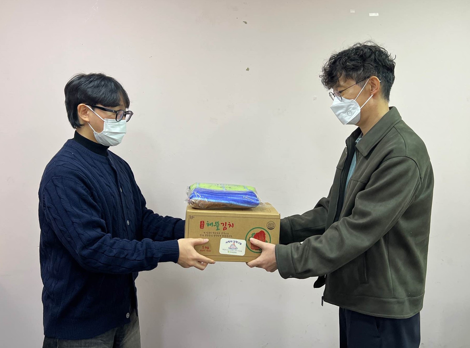 경주시정신건강복지센터가 '따뜻한 겨울나기' 지원사업의 일환으로 등록 회원 가정에 김장김치와 방한용품을 전달하고 있다