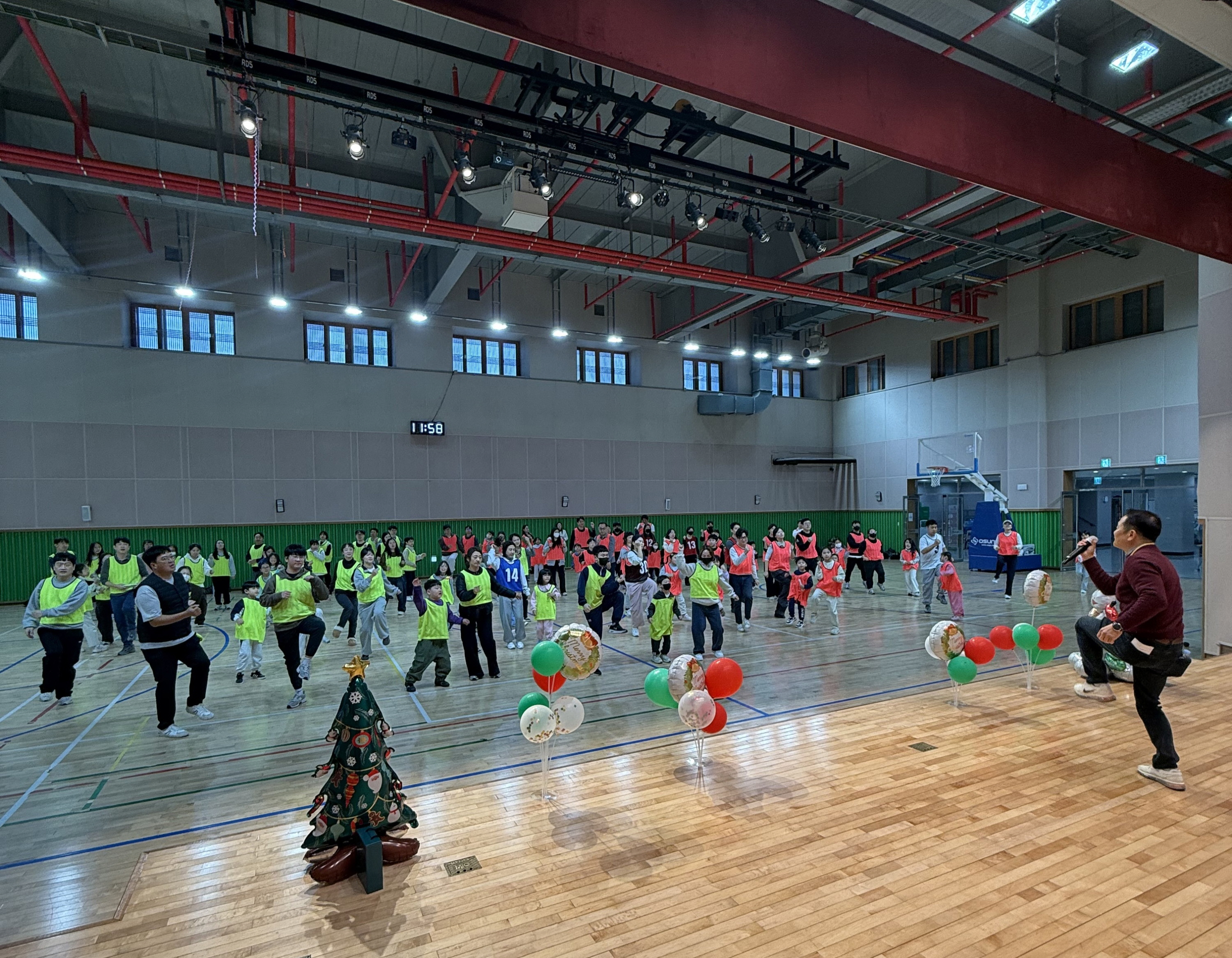경주시 가족운동회에 참가한 시민 32가정, 100여 명이 음악에 맞춰 함께 몸을 움직이며 가족 간 화합과 소통의 시간을 나누고 있다