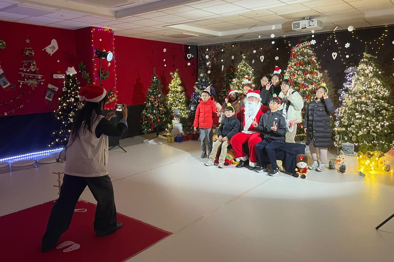 ‘메리 노르딕크리스마스’ 행사 메인 포토존에서 산타와 함께 사진을 촬영하는 시민들 모습.
