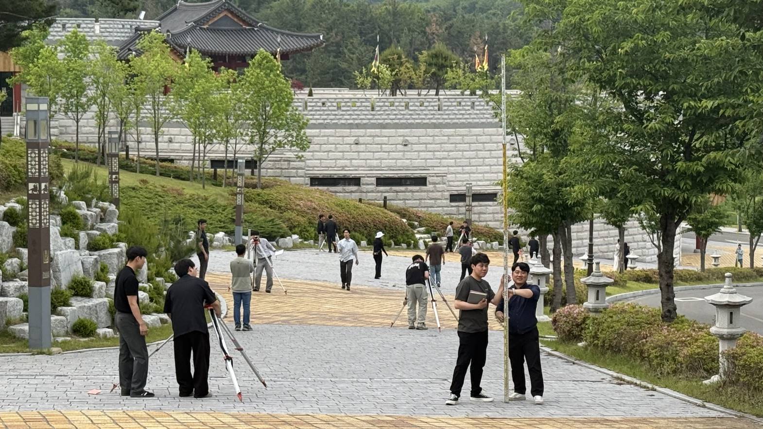 경주시 토목직 공무원들이 실무역량 강화 교육의 일환으로 화랑마을 일원에서 레벨 측량 현장 실습을 진행하고 있다.
