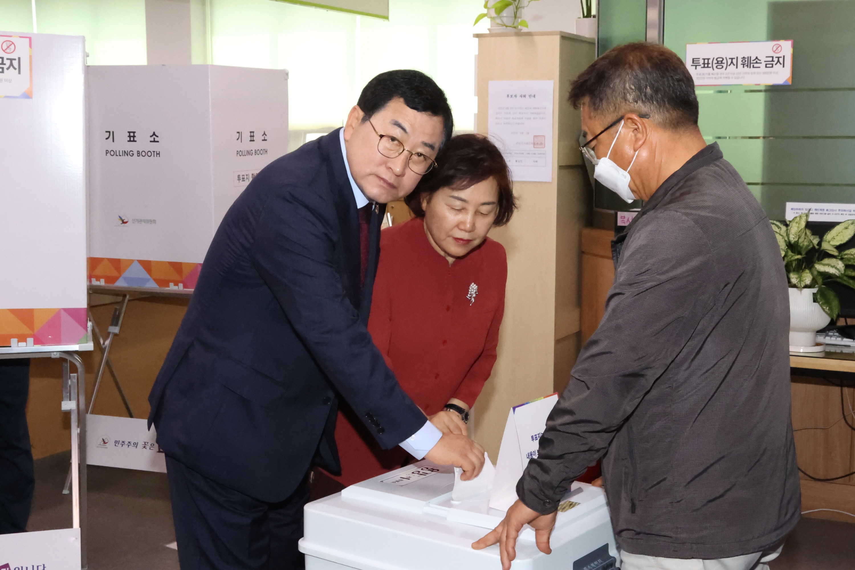 3일 오전 10시께 주낙영 경주시장이 경주시 용강동행정복지센터에 마련된 투표소에서 배우자 김은미 여사와 함께 투표에 참여하고 있다.
