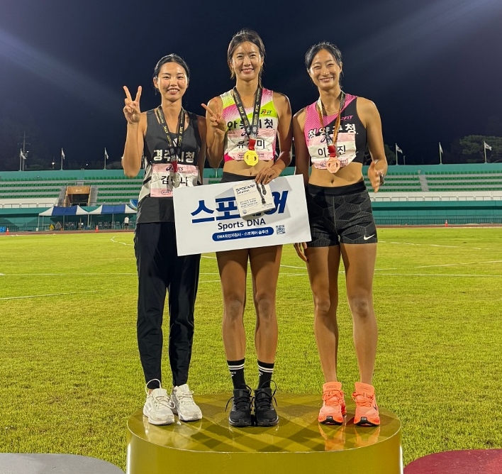 경북 예천에서 지난 3일 열린 제36회 KTFL 전국실업단대항육상경기대회 여자 멀리뛰기 일반부 시상식에서 은메달을 차지한 경주시청 김한나 선수(왼쪽)가 기념촬영을 하고 있다.