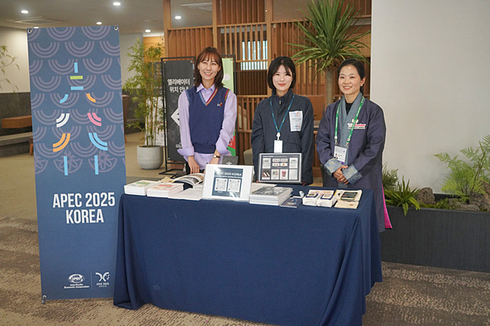 경주애 글로벌 공무원 서포터즈단이 APEC 기자단 숙소에서 외신 지원 업무를 수행하고 있는 모습.