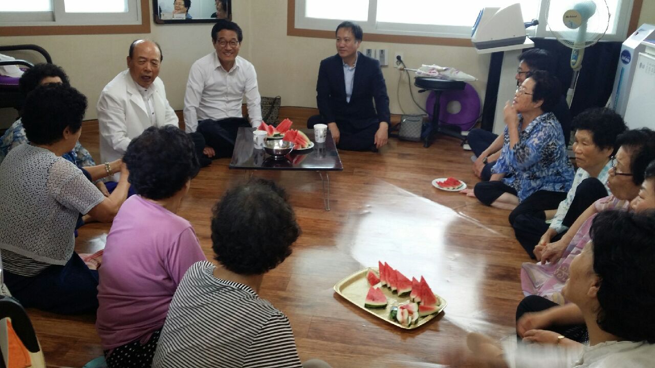 어르신들에게 시원한 수박 전달