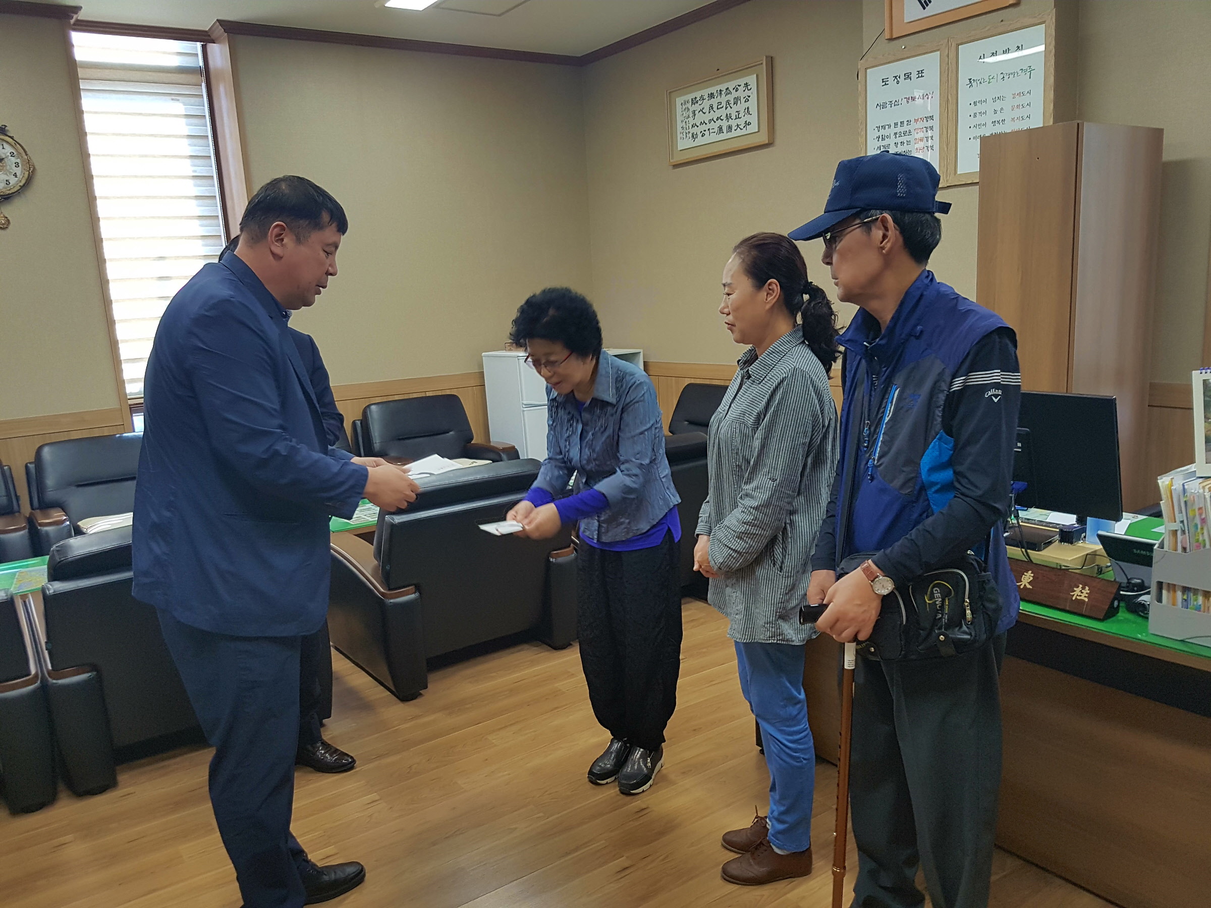 어려운 가구 위문품 전달