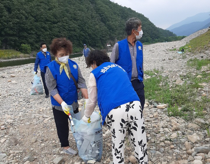 바르게살기위원회 회원들이 청룡폭포에서 환경정비 활동에 나서는 모습