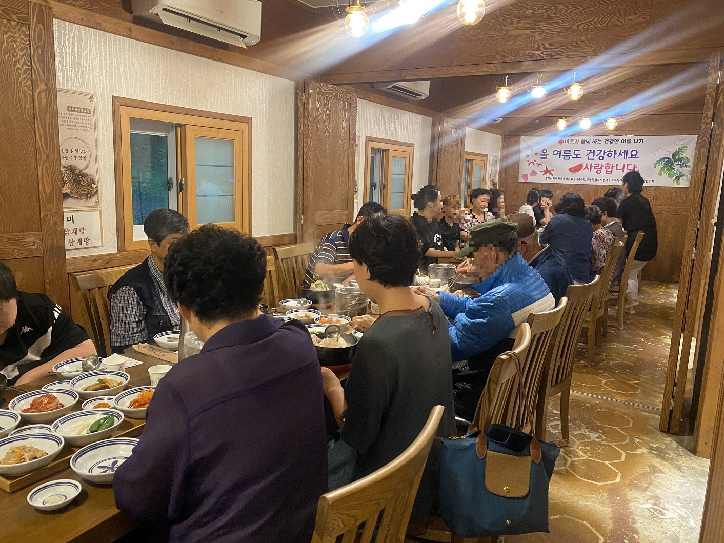 4. 선도동 이웃애복지단 위원들과 대상자들이 저녁식사를 함께하고 있다.jpg