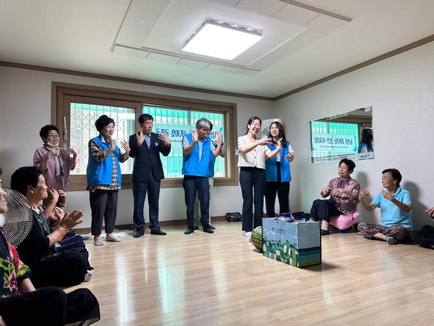 지난 17일 동천동 맞춤형복지팀과 동천동 지역사회보장협의체에서 경로당을 찾아가 보건복지서비스를 제공하고 있다