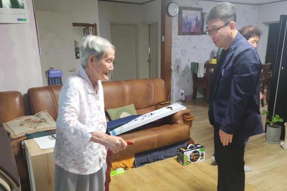 지난 6일 북경주행정복지센터에서 100세를 맞이한 노인 6명에게 청려장과 축하카드를 전달했다.