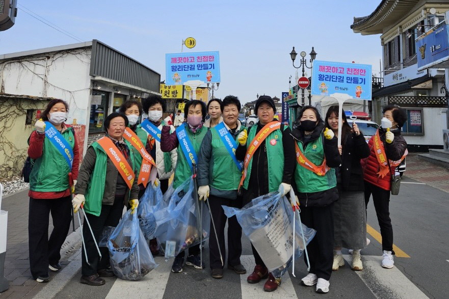 지난 19일 황남동 새마을부녀회에서 황리단길 일원 환경정비와 깨끗하고 친절한 황리단길 만들기 캠페인을 실시했다.