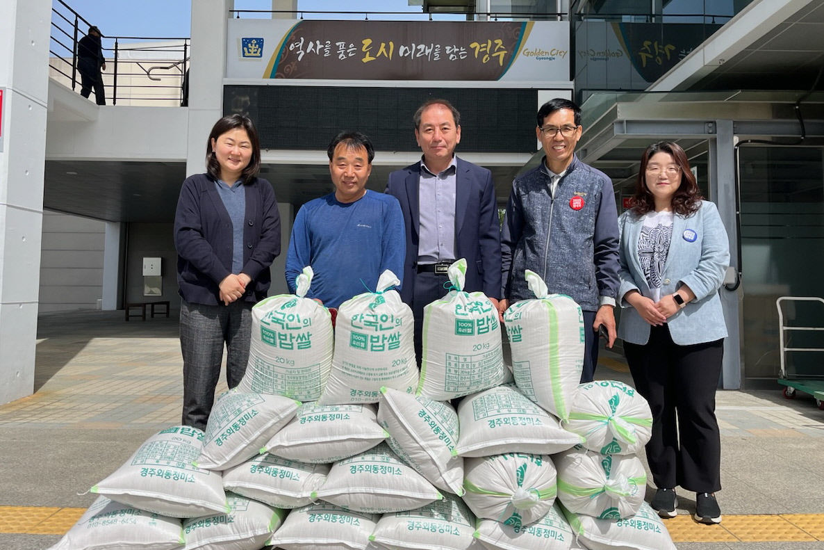 지난 18일 최영원 前새마을지도자 외동읍 총무가 지역 내 취약계층을 위한 양곡 400kg을 외동읍 행정복지센터에 기탁했다
