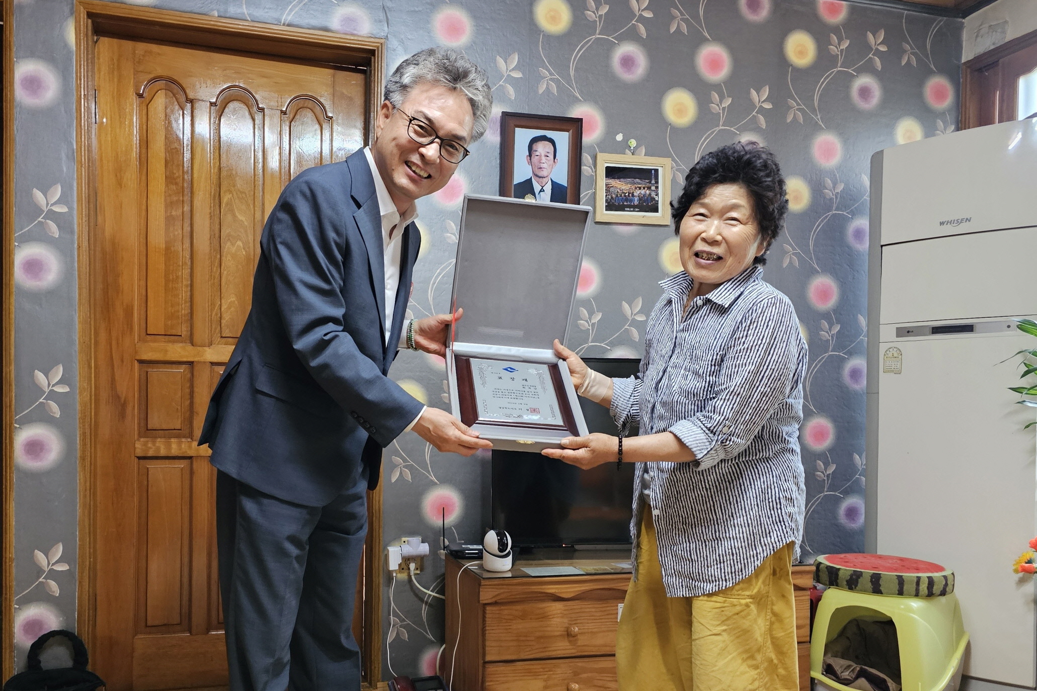 지난 24일 경주시 건천읍에서 고령의 시모를 모신 효부 최복남씨가 도지사 표창을 수상했다.