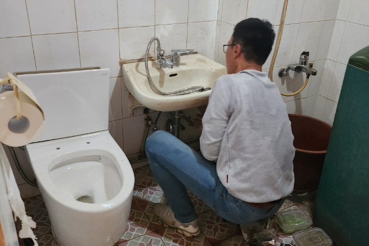 지난달 31일 성건동 지역사회보장협의체에서 지역 내 취약계층을 대상으로 ‘양변기 교체사업’을 진행했다.