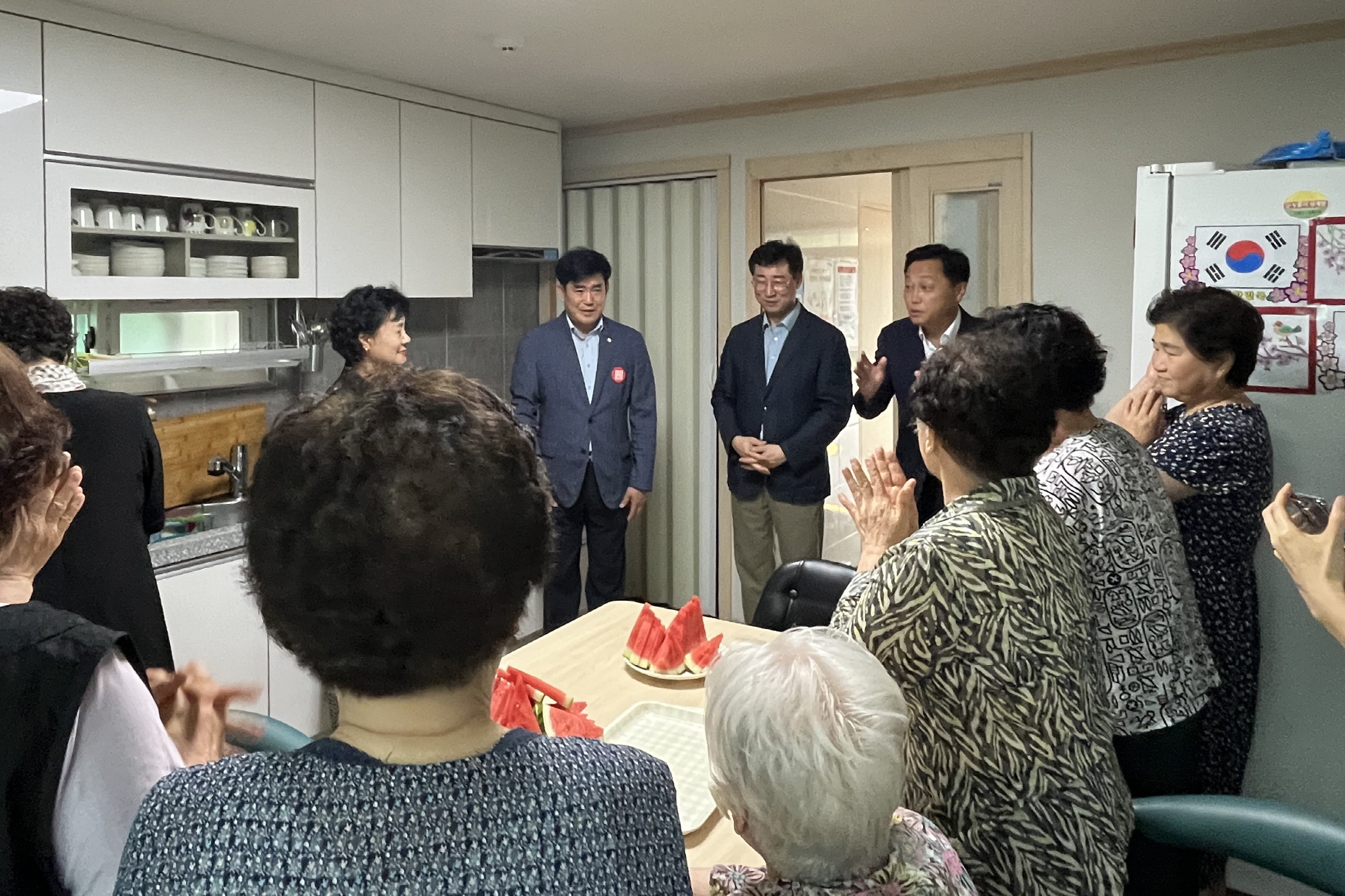이승하 황성동장과 김항규, 이경희 경주시의원이 경로당 방문 인사를 했다.