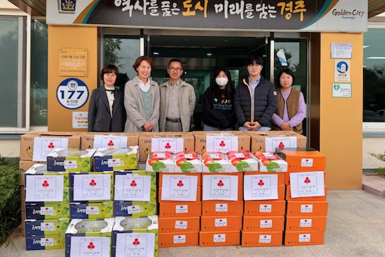 카페푸릇 최성훈 대표가 월성동 행정복지센터에 과일을 기탁했다.