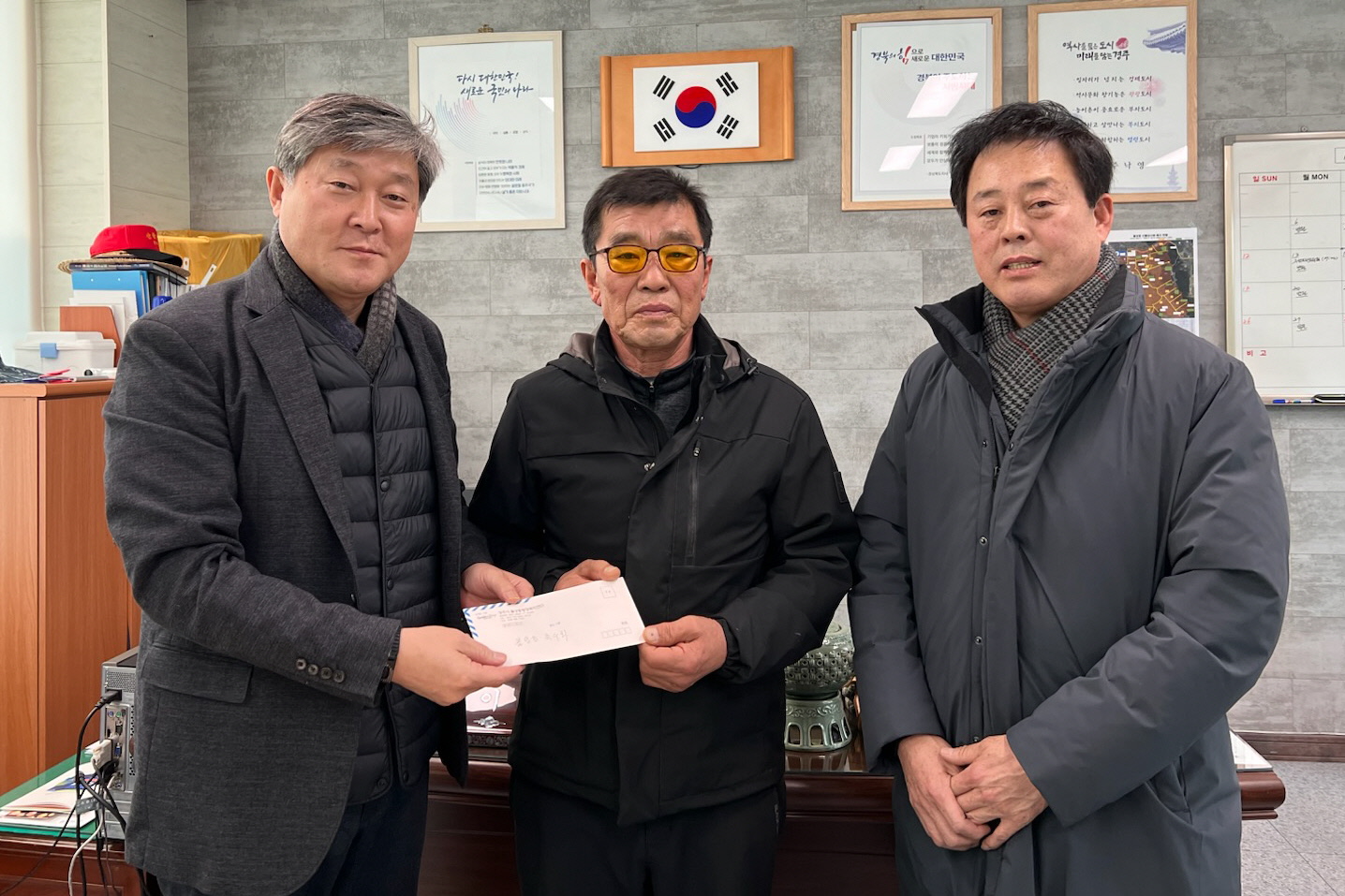 경주시 수의사회가 장학금을 기탁했다.