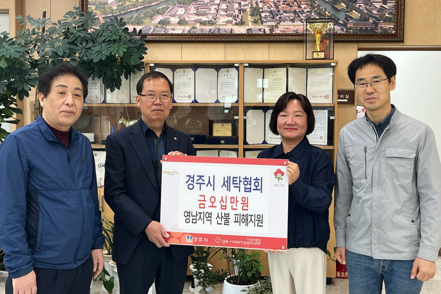 동천동 지역사회보장협의체가 사랑의 교통카드 지원사업을 실시했다.