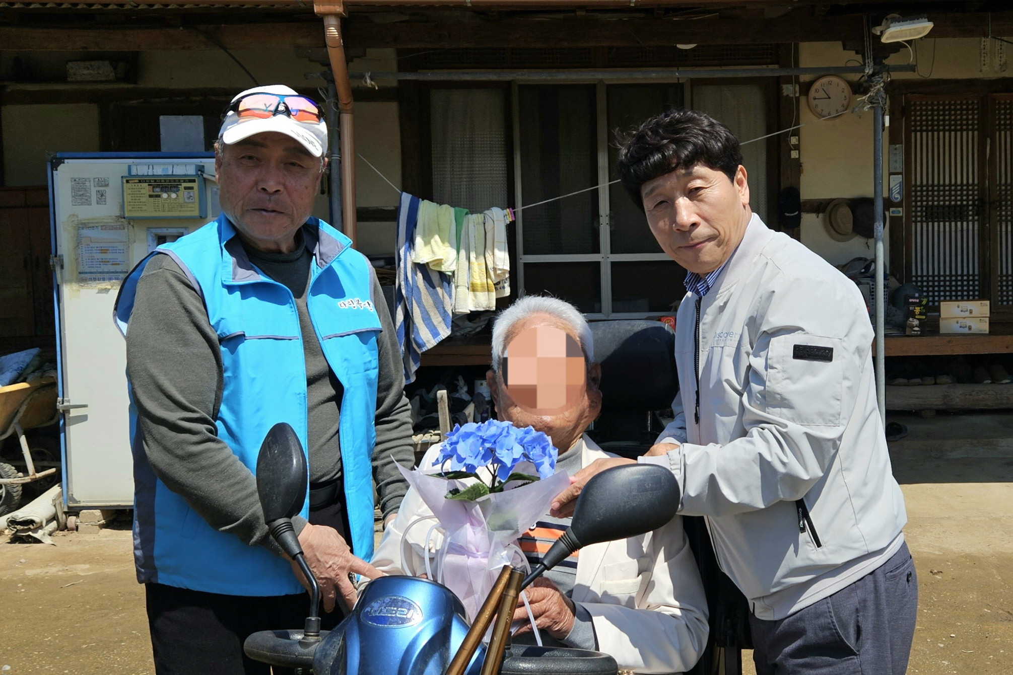 산내면지역사회보장협의체가 어버이날을 맞아 어르신들을 뵙고 있다.