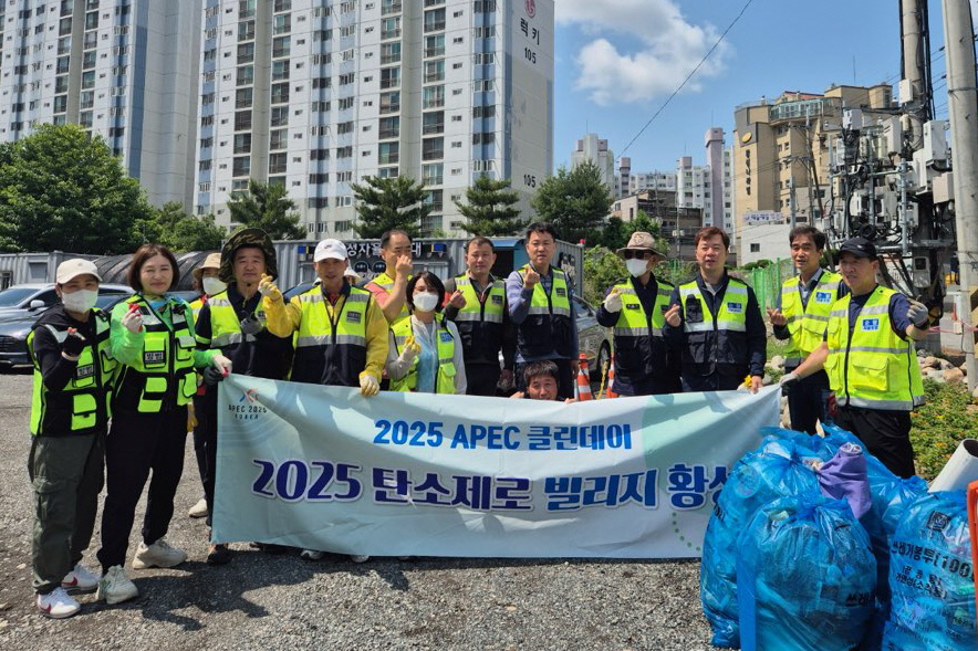 황성동 자율방범대가 환경정화 활동을 펼쳤다.