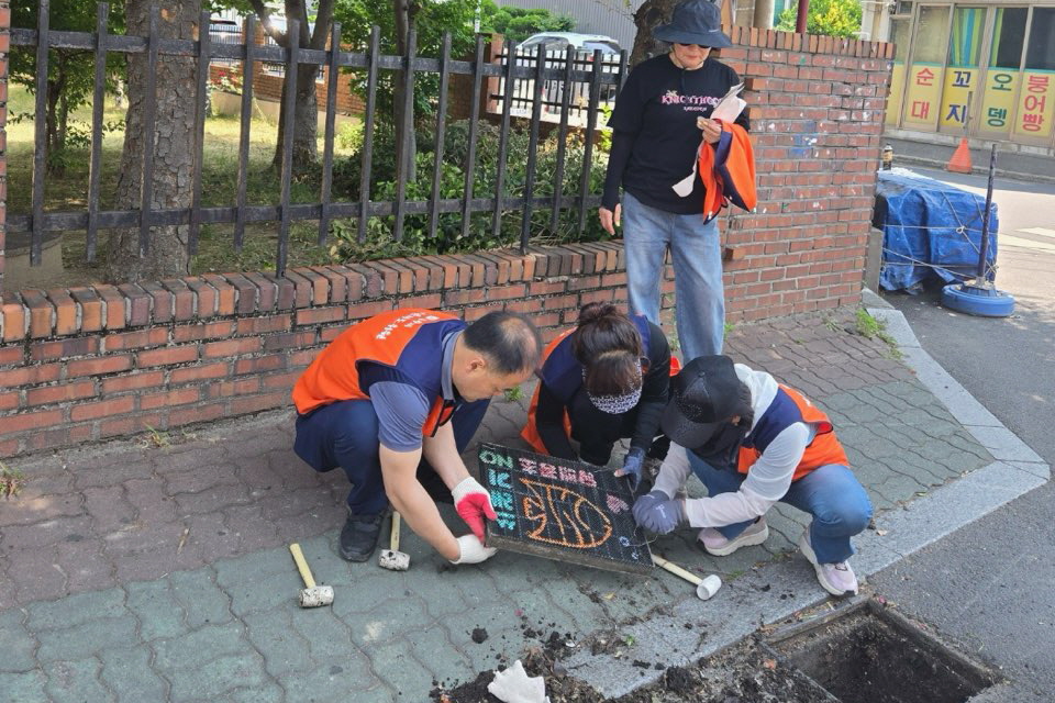 황성동 청소년지도위원회가 환경정비 활동에 나섰다.