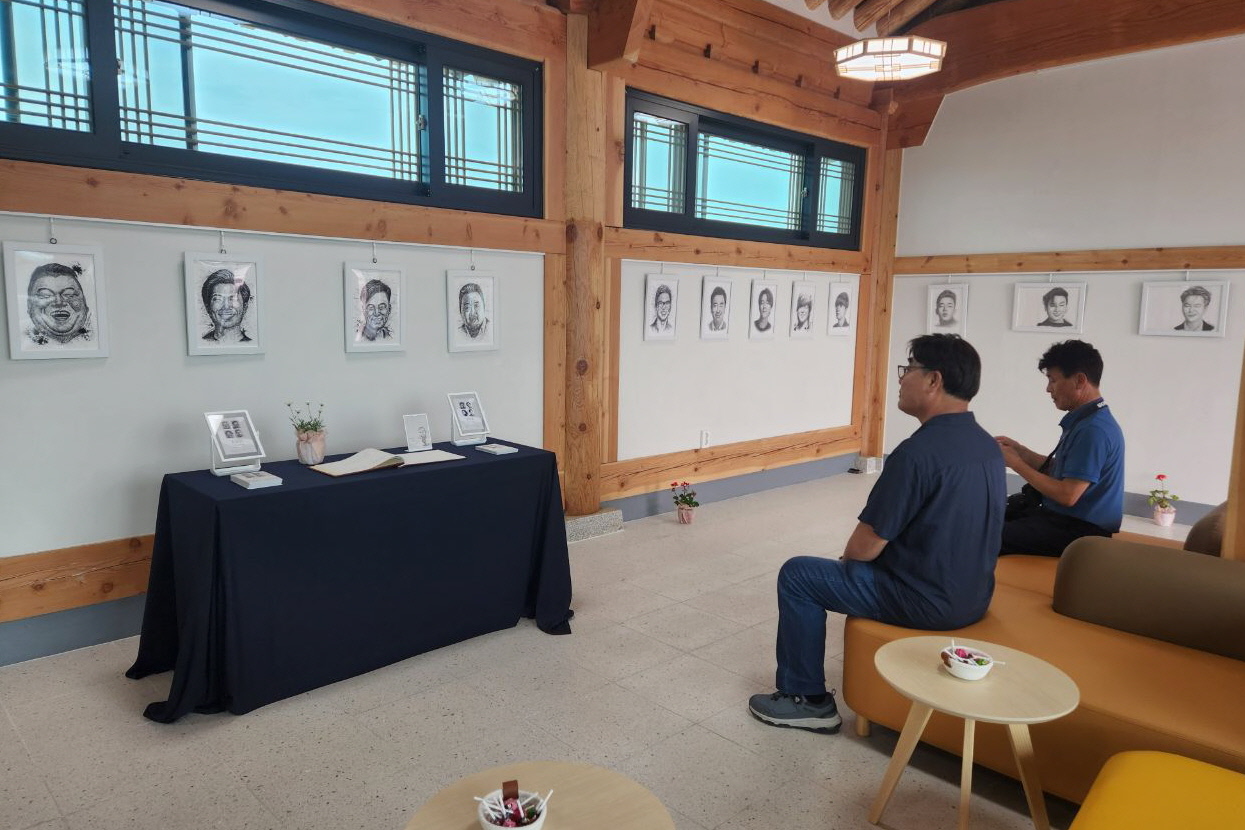 황남동 행복갤러리가 연필 초상화 전시회를 개최했다