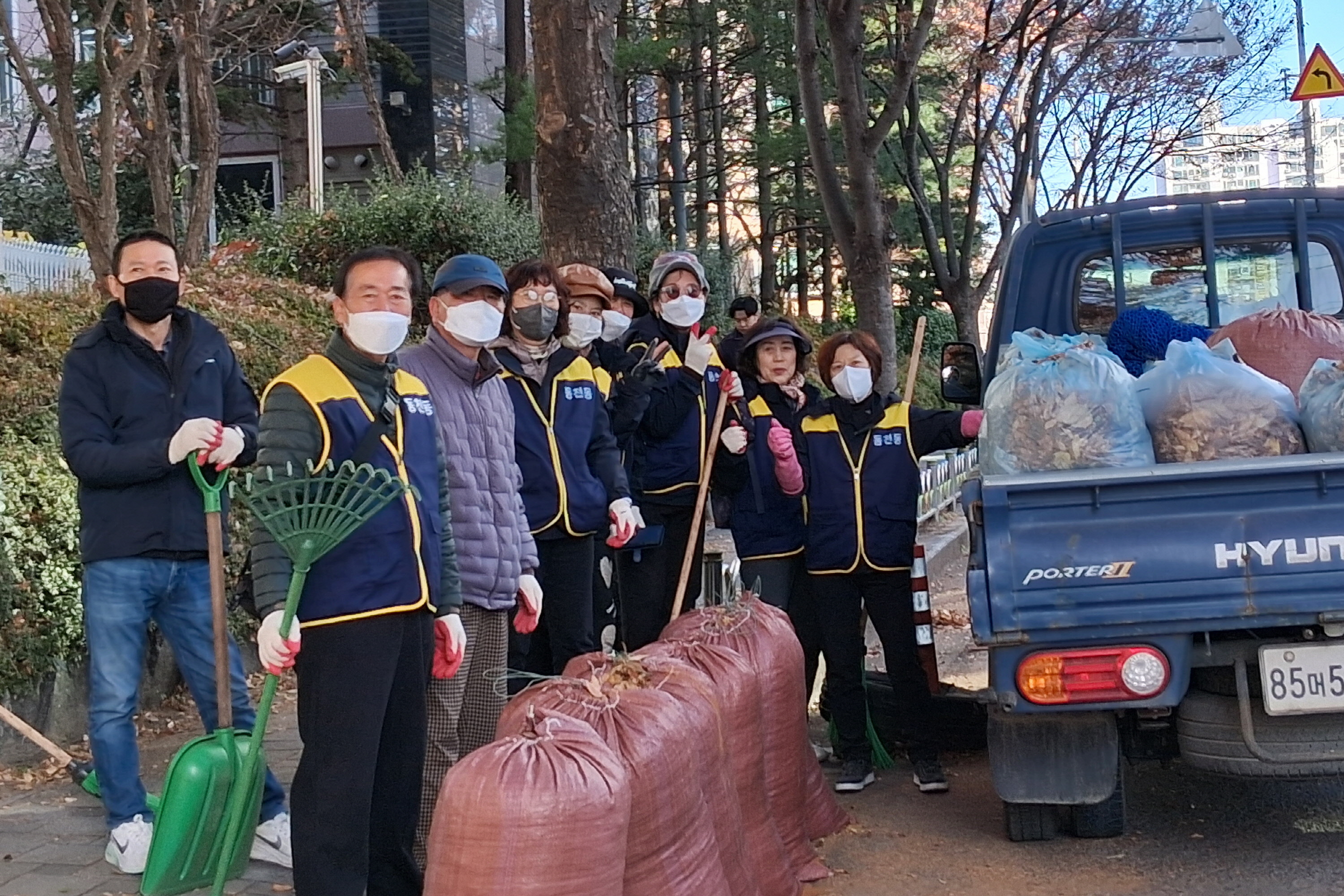 동천동 통장협의회 골목 낙엽수거 및 야외운동기구 세척 등 대대적 환경정비 실시
