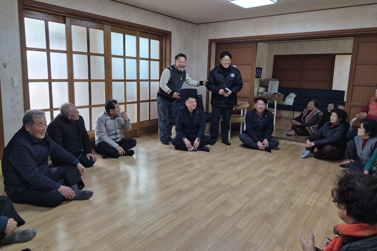 2-2. 천북면)천북면장 새해맞이 경로당 방문 사진.jpg
