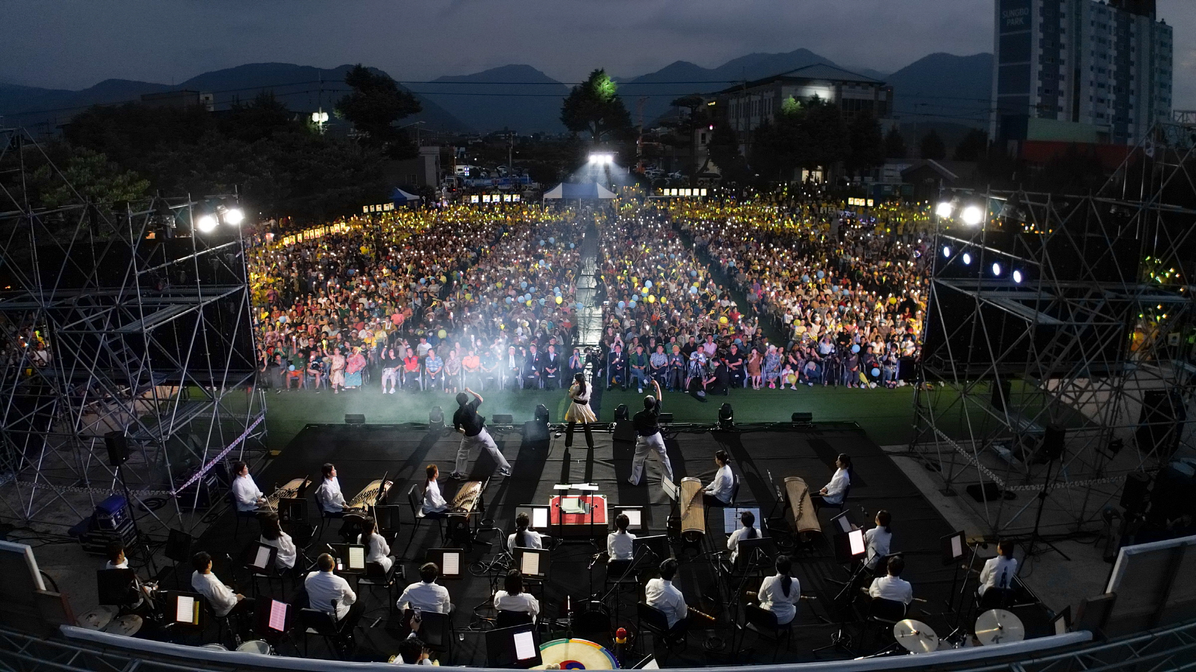 지난 13일 건천초등학교 운동장에서 문화예술 르네상스 행사가 펼쳐지고 있다.