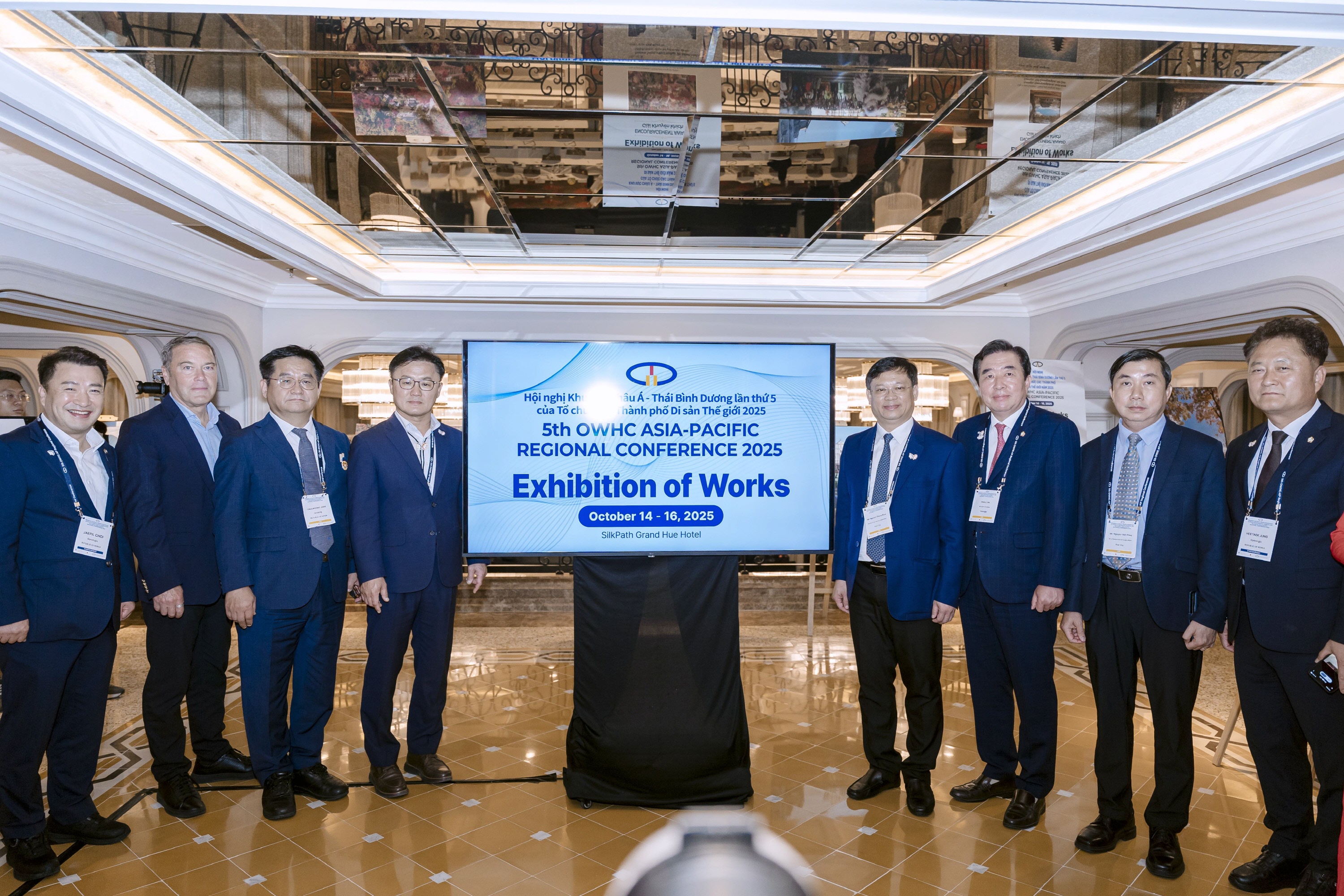 경주시 세계유산도시기구 아·태지역사무처 관계자들이 베트남 후에시 실크패스 그랜드호텔에서 열린 전시회 개막식에서 기념촬영을 하고 있다.