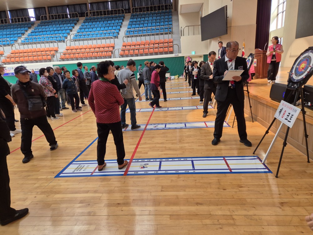 대회에 참가한 어르신들이 심사위원의 진행에 따라 한궁 경기를 펼치고 있다