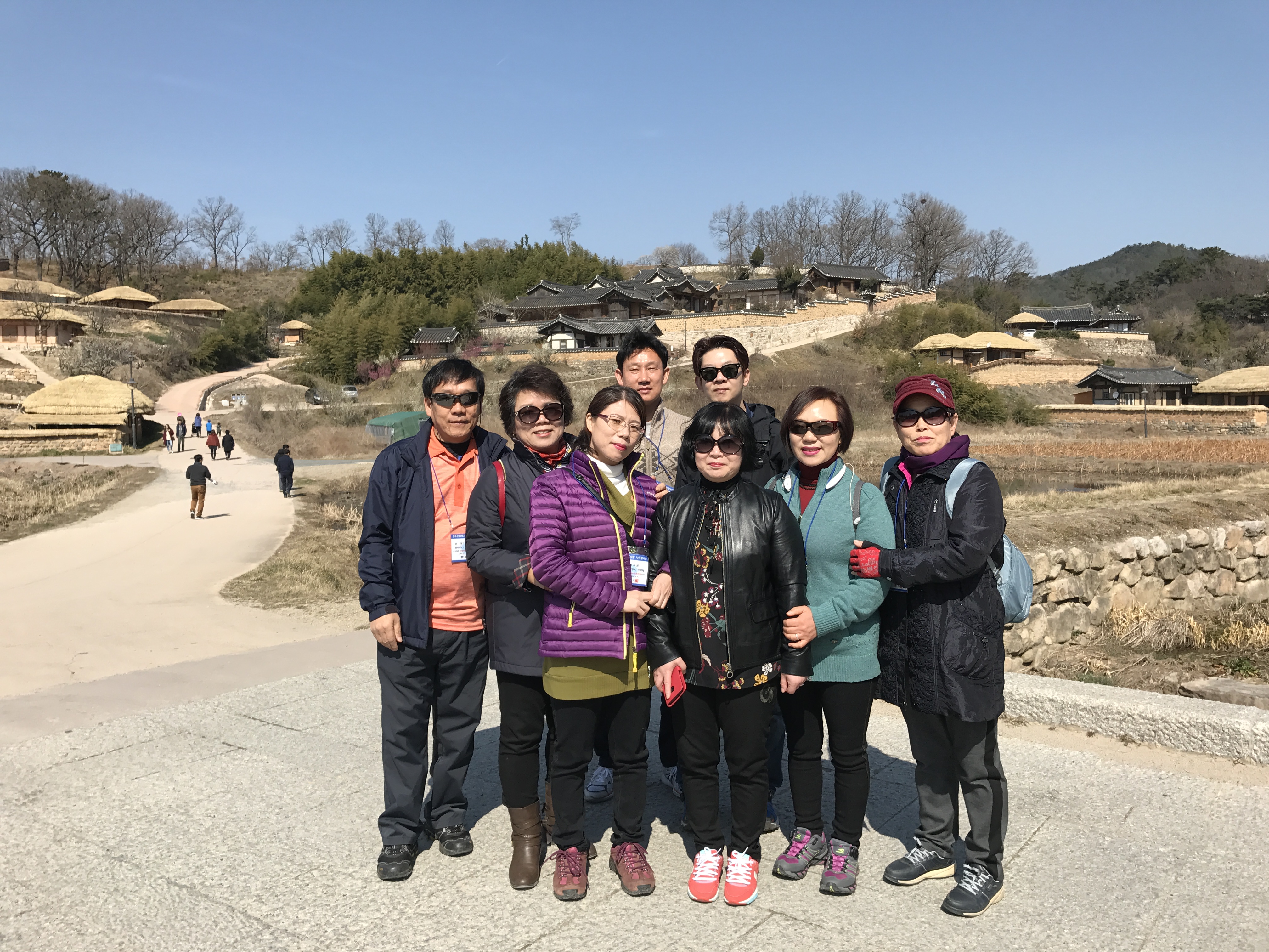 양동마을 입구 다리에서 기념사진
