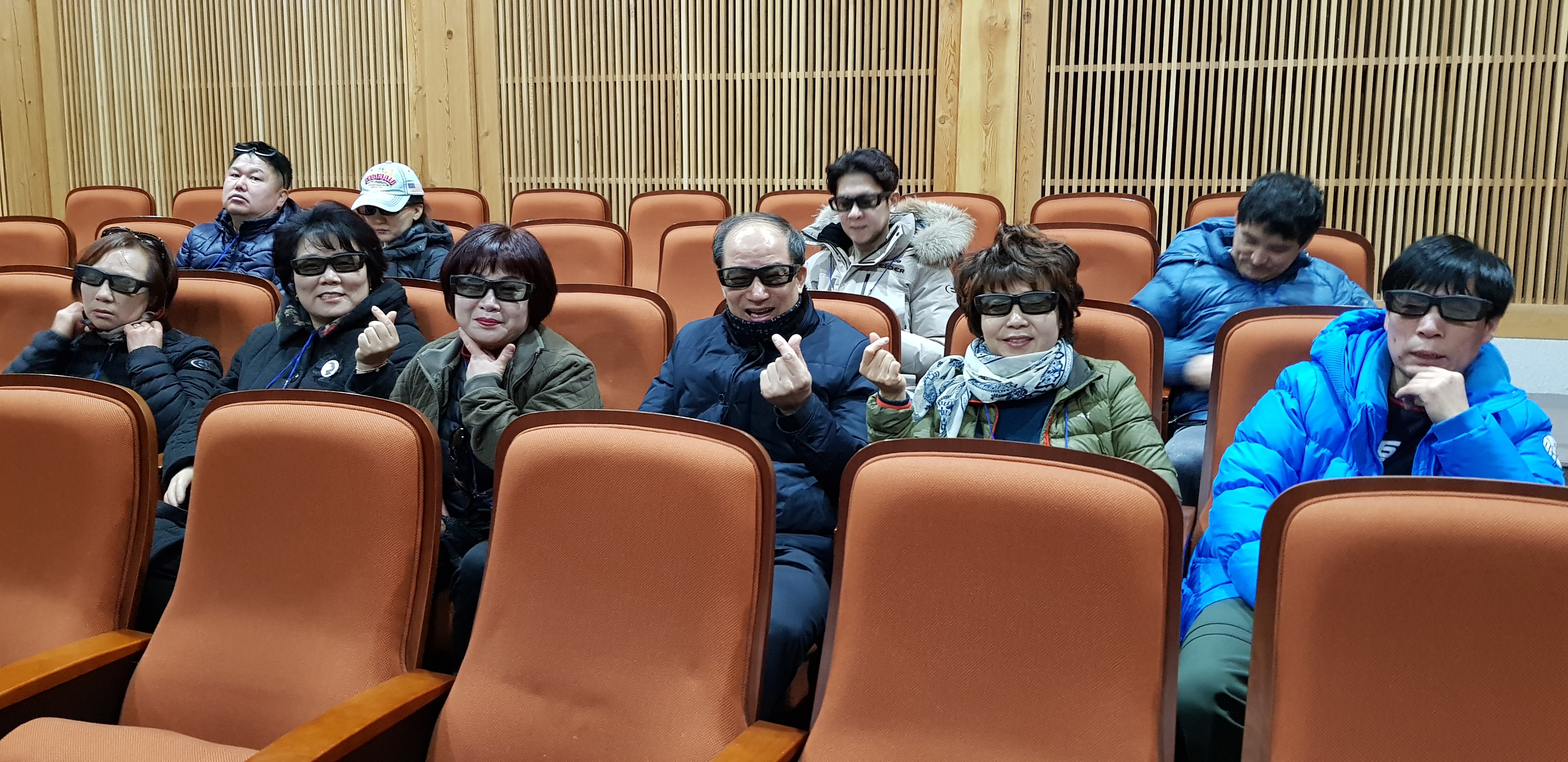 황룡사에 대한 기초 지식을 습득하기 위하여 영상을 관람중인 선덕팀~~!